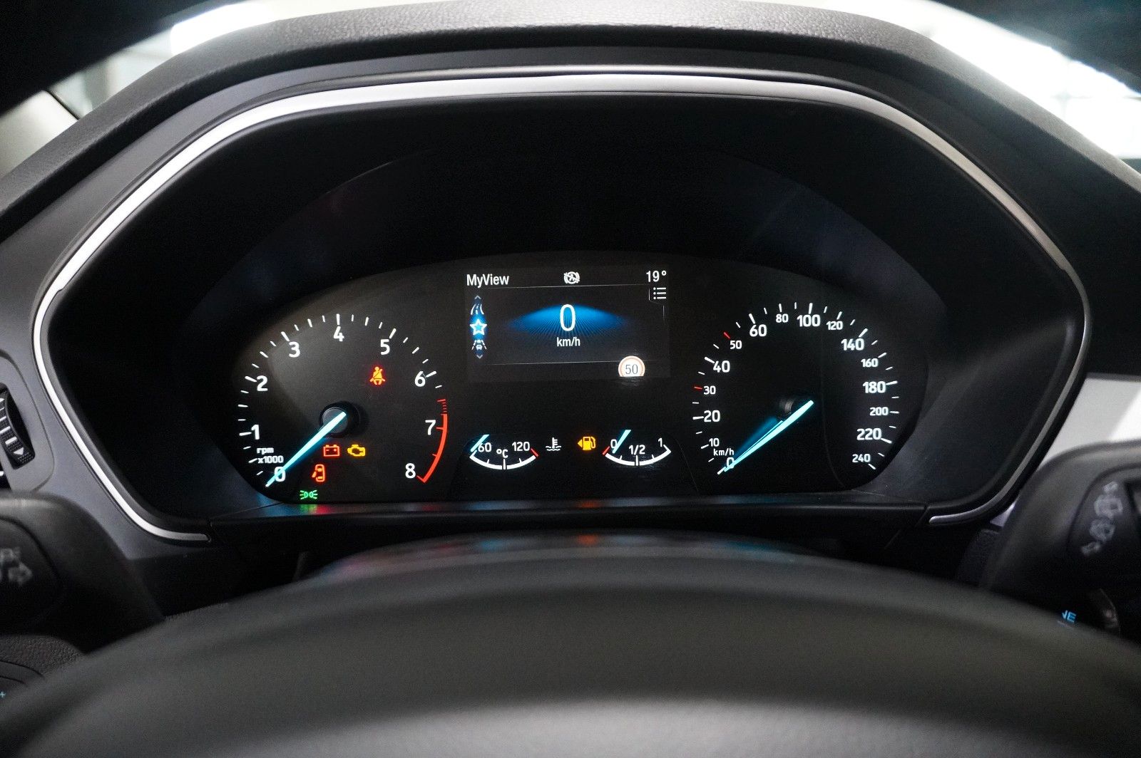Fahrzeugabbildung Ford Focus Lim. 1.0 COOL & CONN. NAVI/LED/SPORT/SHZ