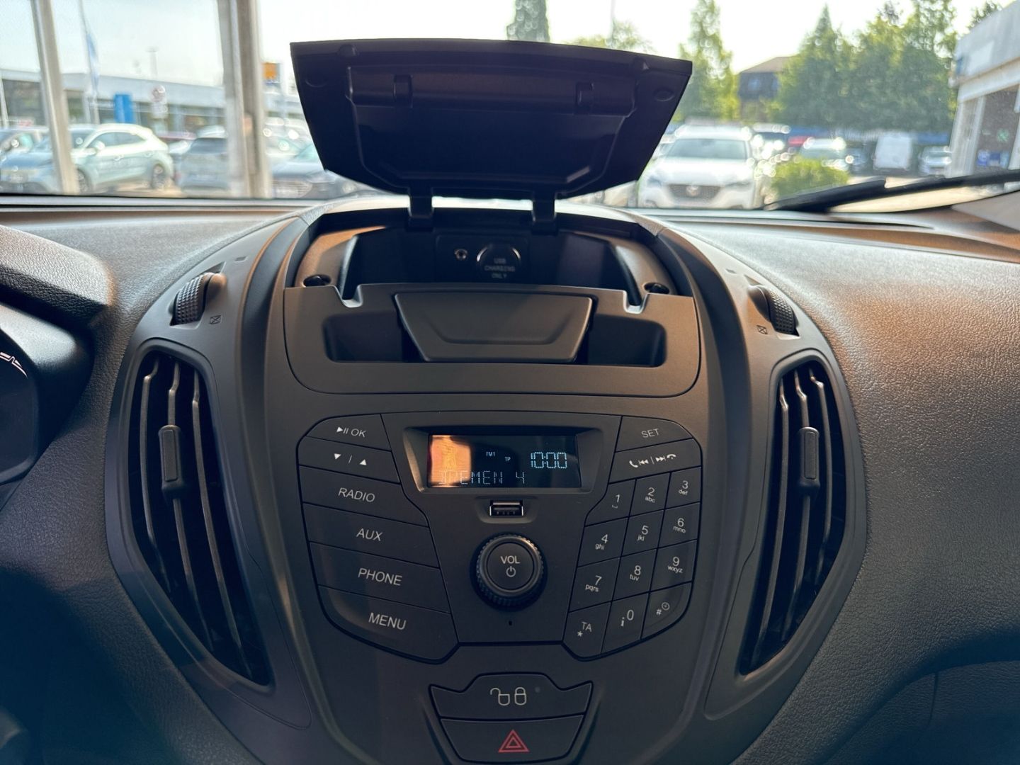 Fahrzeugabbildung Ford Transit Courier Trend DAB Notbremsass. Tel.-Vorb
