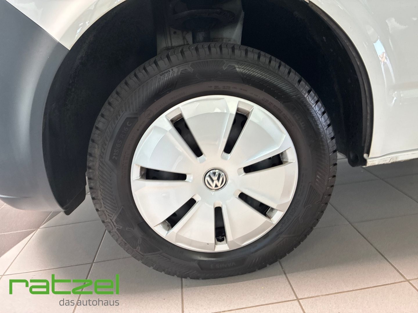 Fahrzeugabbildung Volkswagen T6.1 Kombi 2.0 TDI 9-Sitzer PDC AHK Klima Lichts