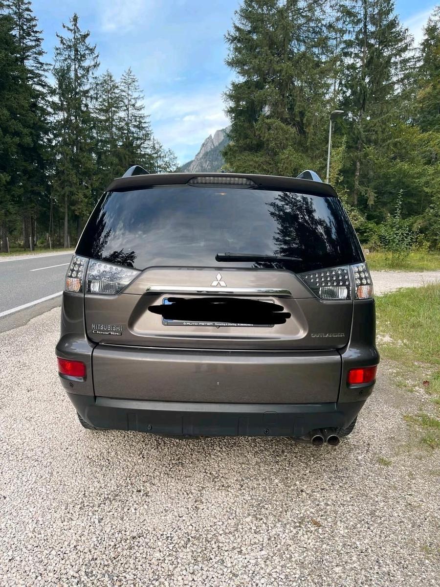 Mitsubishi Outlander 2011 — rear view