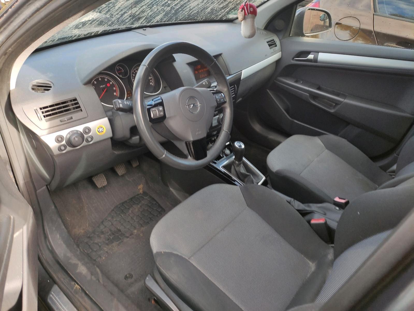 Opel Astra 2010 — photo 9