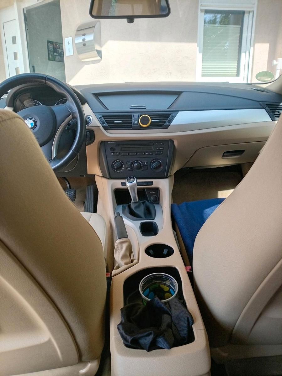 BMW X1 2010 — engine