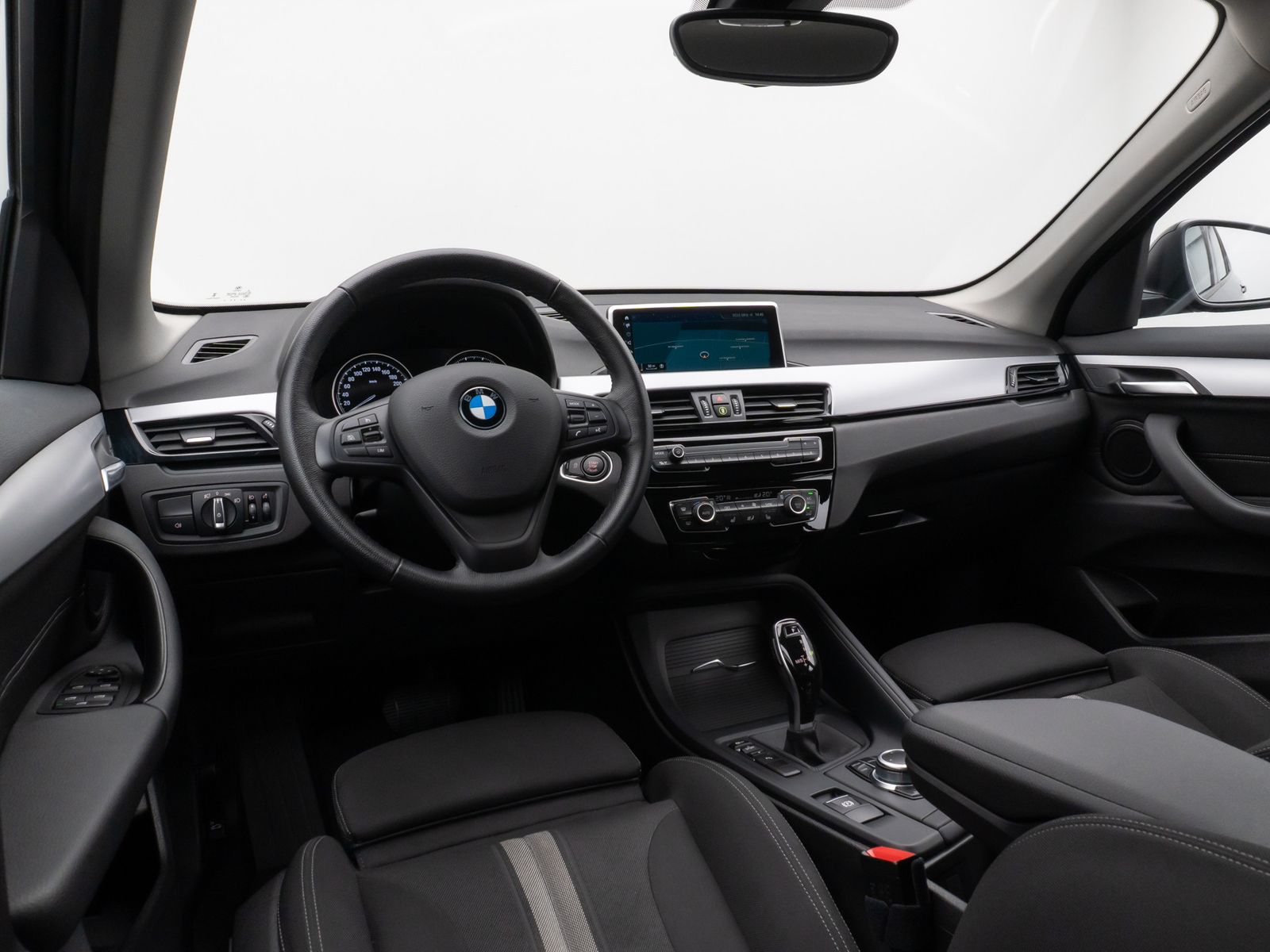 Fahrzeugabbildung BMW X1 sD18i Parkassistent DAB Sportsitz LED 18Zoll