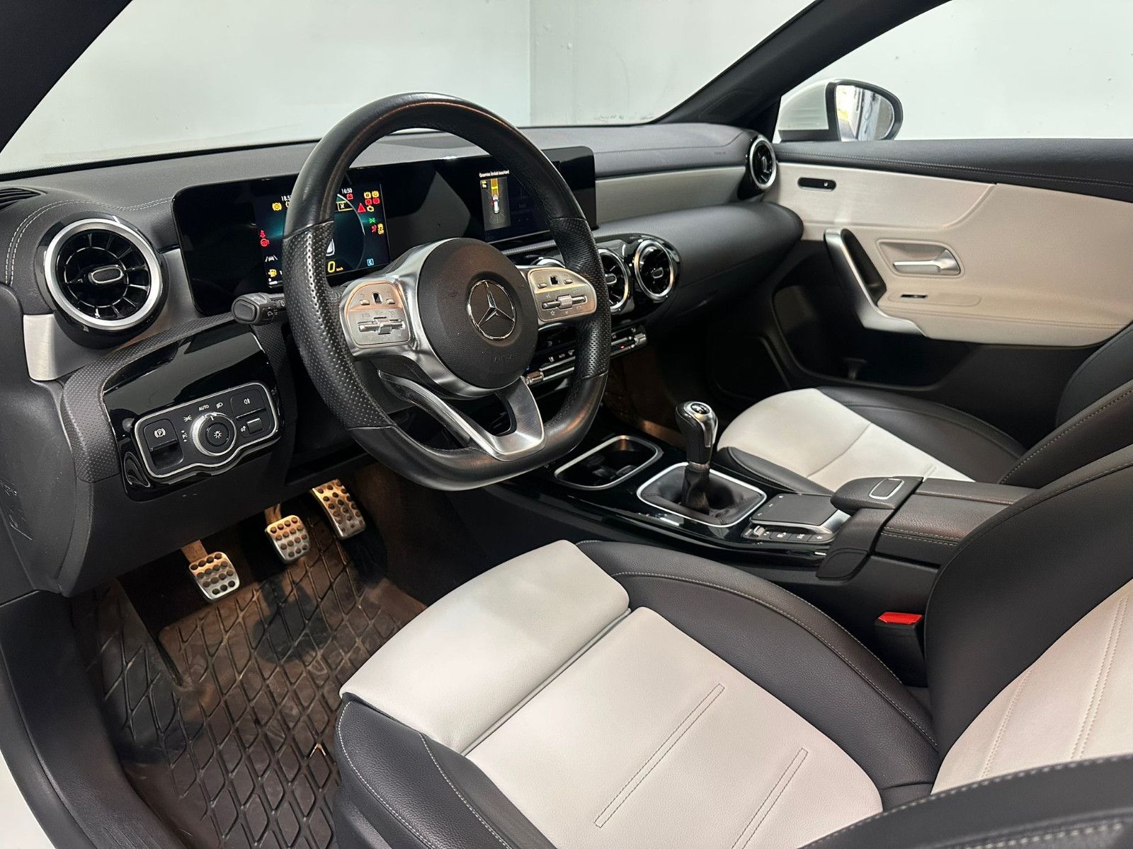 Fahrzeugabbildung Mercedes-Benz CLA 200 SB *AMG-LINE*NAVI*PANORAMA*SH*