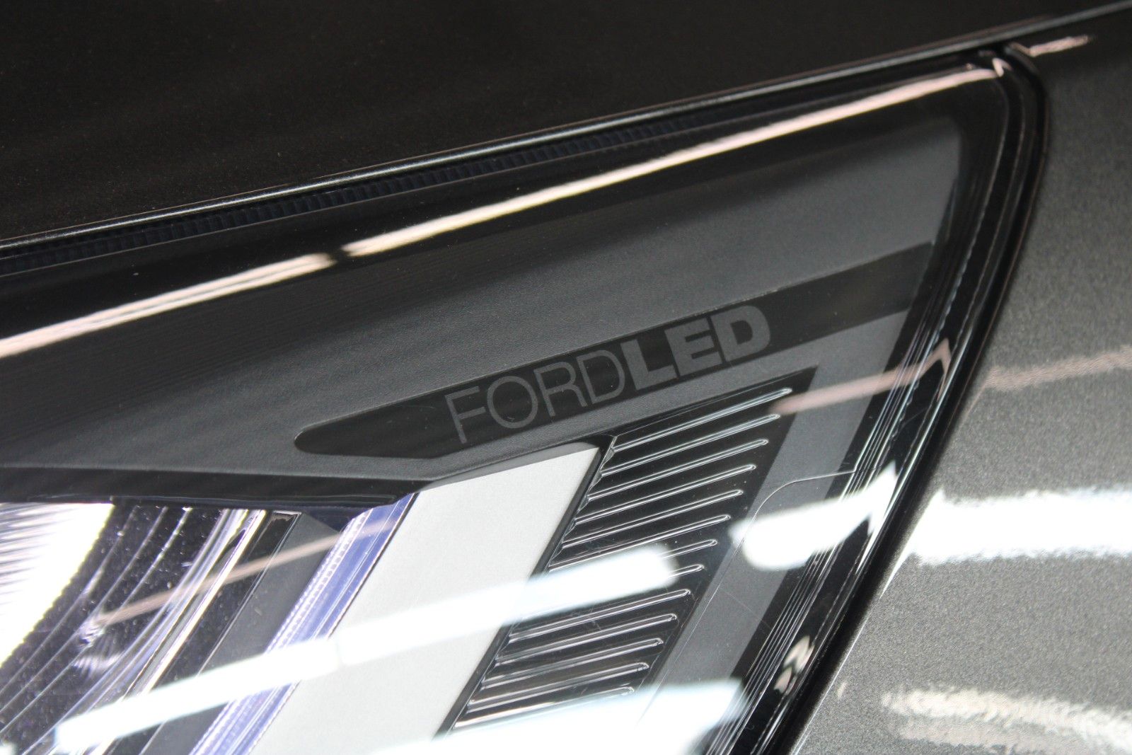 Fahrzeugabbildung Ford Focus ST-Line Aut. LED AHK ACC B&O WinterPak uvm
