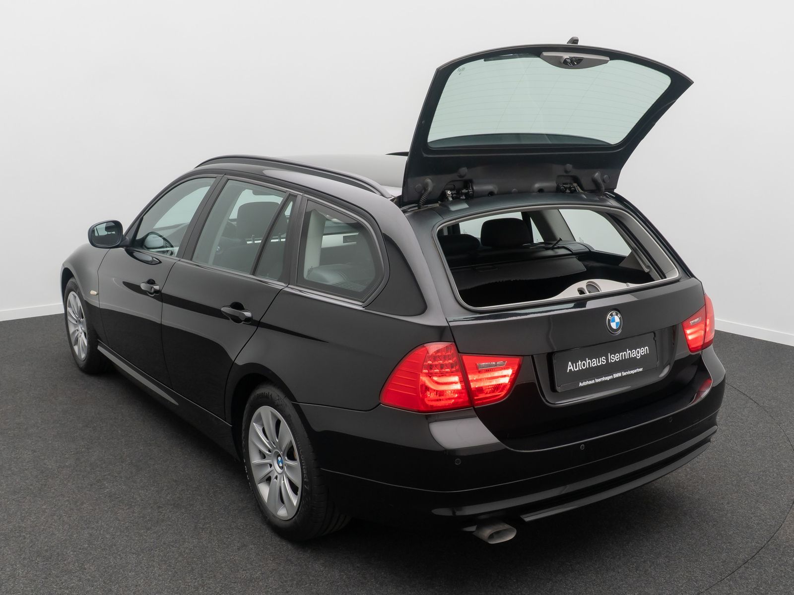 Fahrzeugabbildung BMW 318d GeschwindigReg KlimaAut PDC AHK Nebelschein