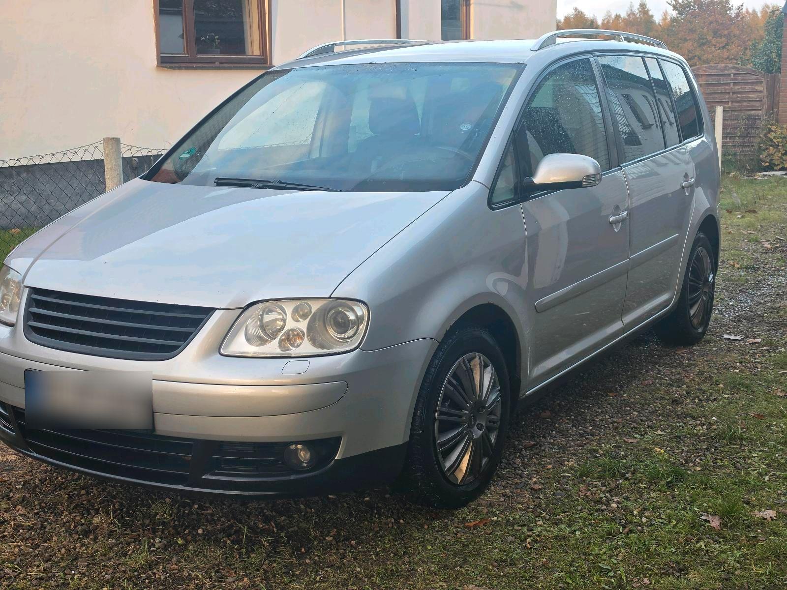 Volkswagen Touran 2004 — rear view