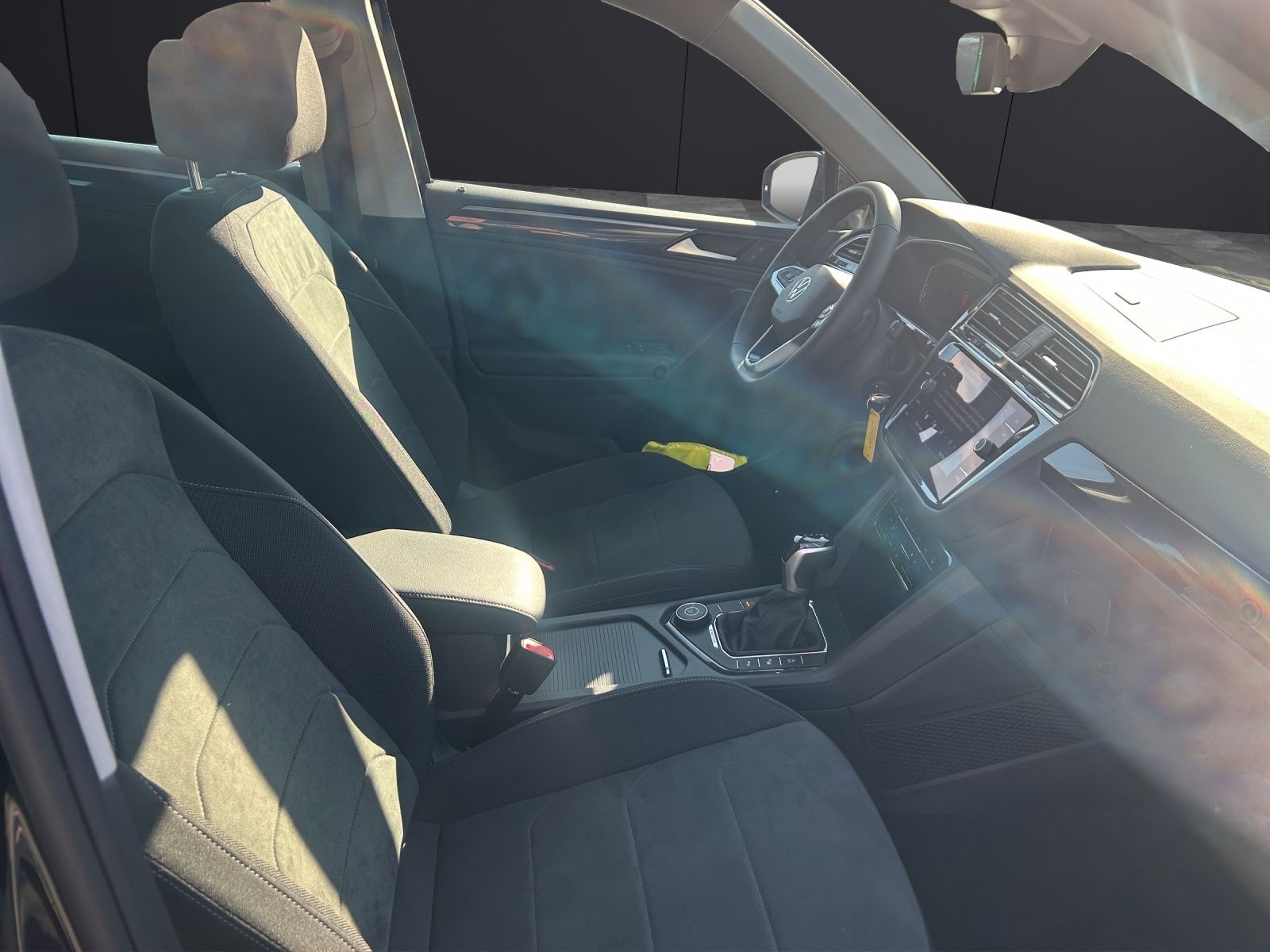 Fahrzeugabbildung Volkswagen Tiguan Elegance TDI 4M IQ.Light Navi ACC RFK SHZ