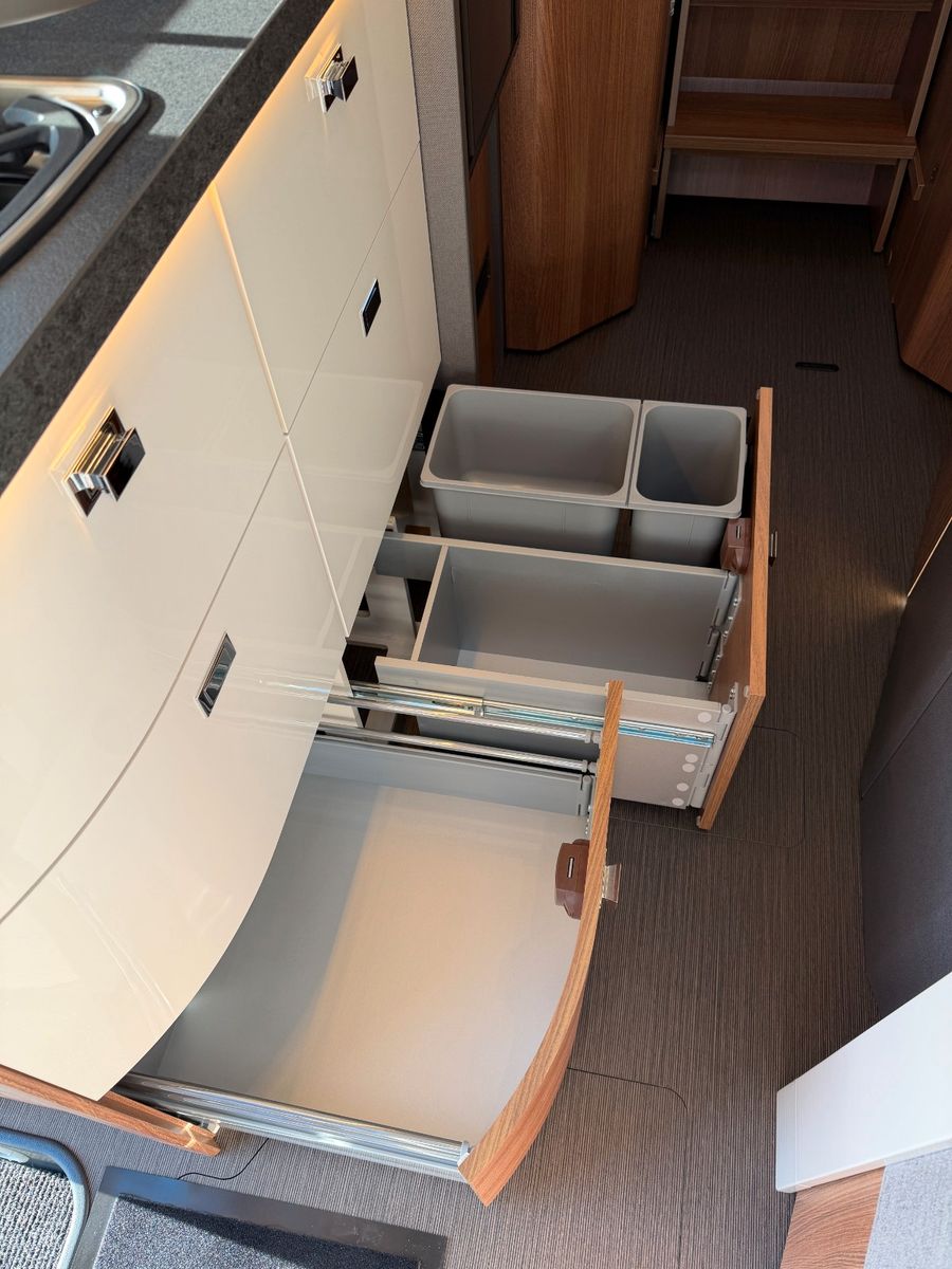 Fahrzeugabbildung Carthago C2-tourer I 143 KB-LE comfort Mercedes