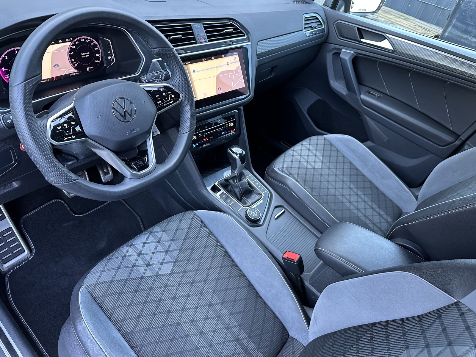 Fahrzeugabbildung Volkswagen Tiguan 4M R-Line Black NAV+IQ-LIGHT+AHK+VC+KAMER