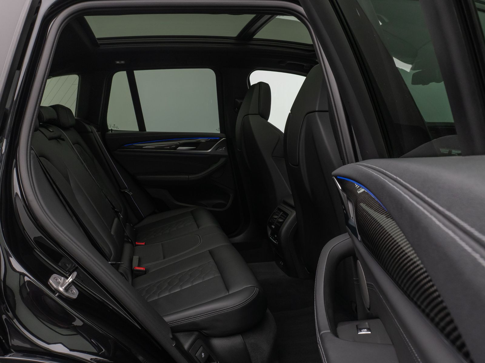 Fahrzeugabbildung BMW X3 M Competition Panorama Laser 360° HUD H/K AHK