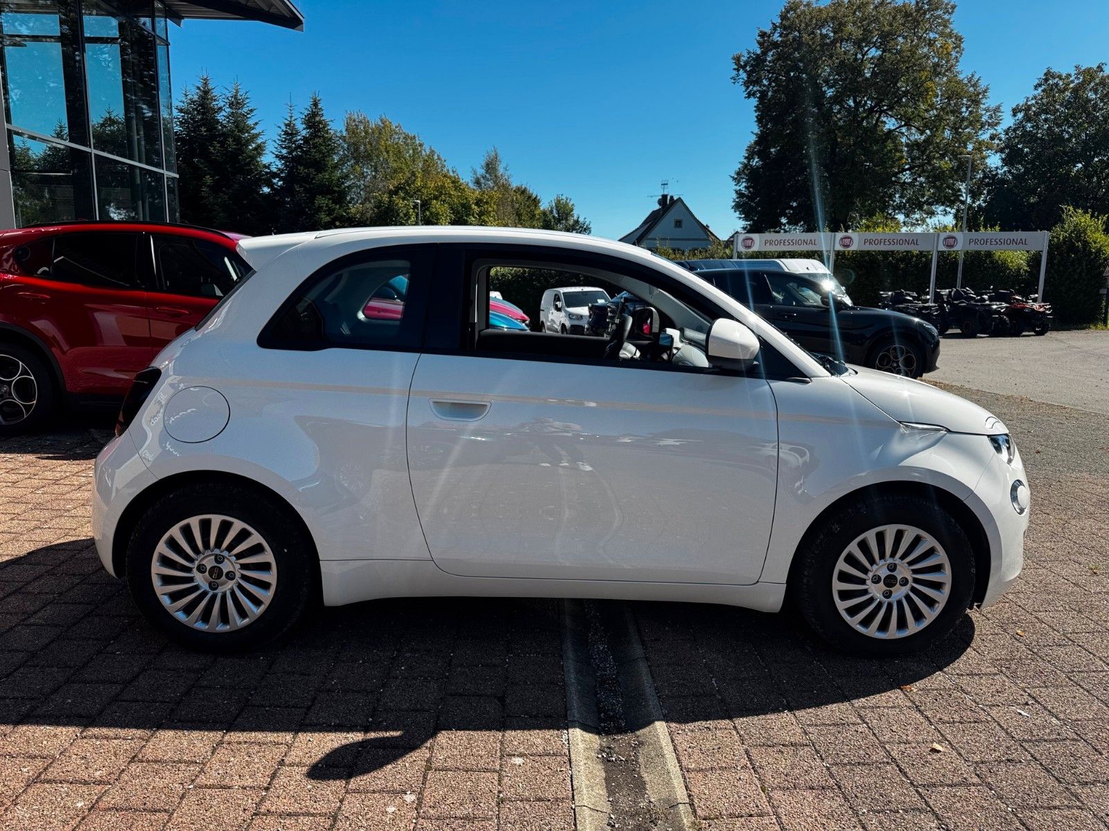Fahrzeugabbildung Fiat 500e Carplay Klimaaut. Keyless