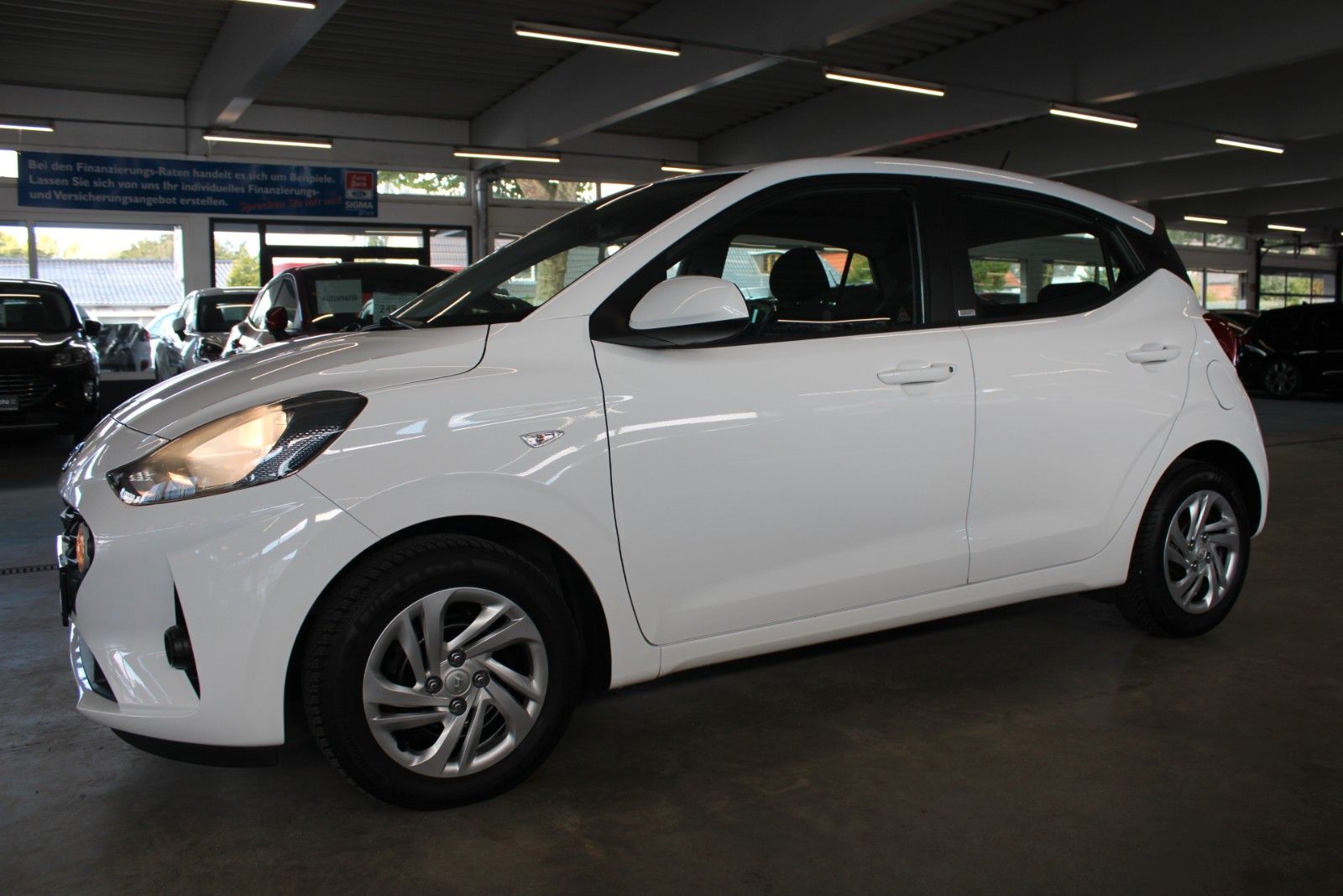Fahrzeugabbildung Hyundai i10 1.0 Select 5-Türen KLIMA + Allwetterreifen