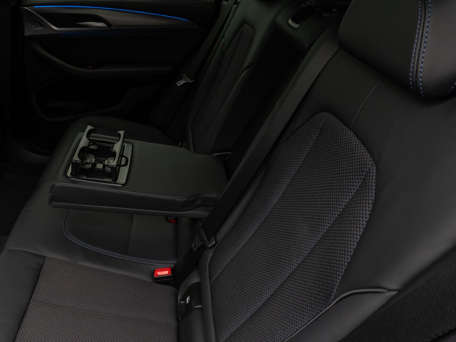 Fahrzeugabbildung BMW X3 xD30e M Sport Kamera HUD DAB HiFi AHK Komfort