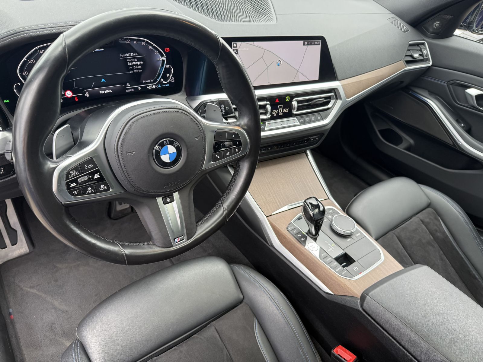 Fahrzeugabbildung BMW 330e Touring M-Sport NAV+LASER+PANO+H&K+360°+ACC