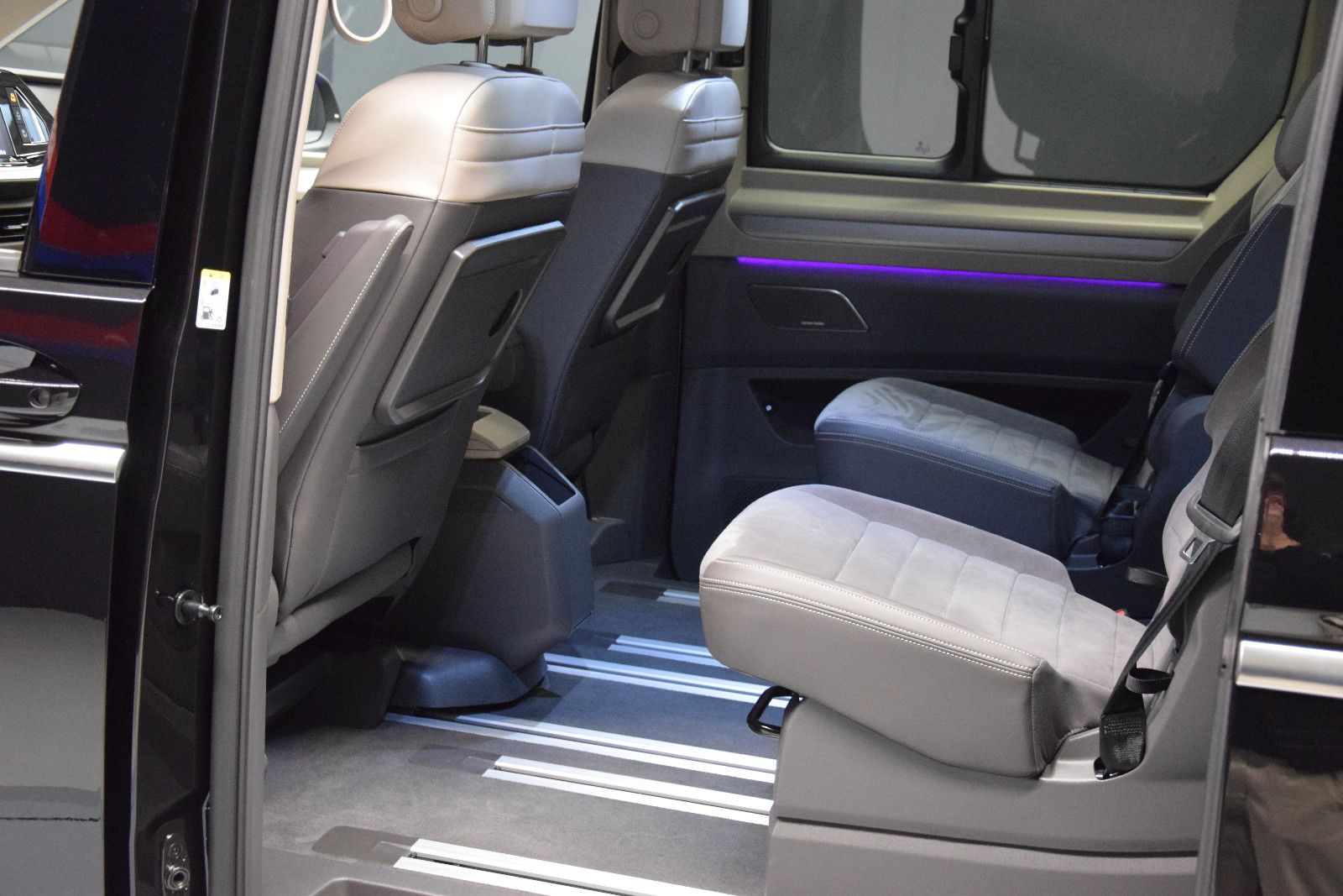 Fahrzeugabbildung Volkswagen T7 Multivan Pano ACC AHK DCC HK HuD 3-Zonen
