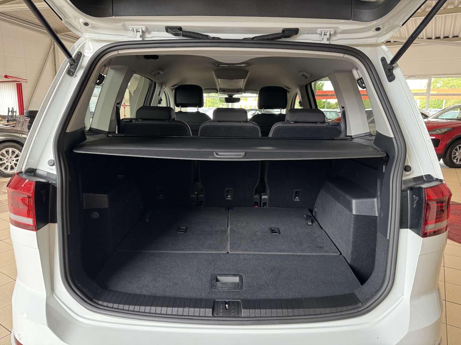 Fahrzeugabbildung Volkswagen Touran 150 DSG R-Line/7Sitz/LED/Navi/ACC/Mass...