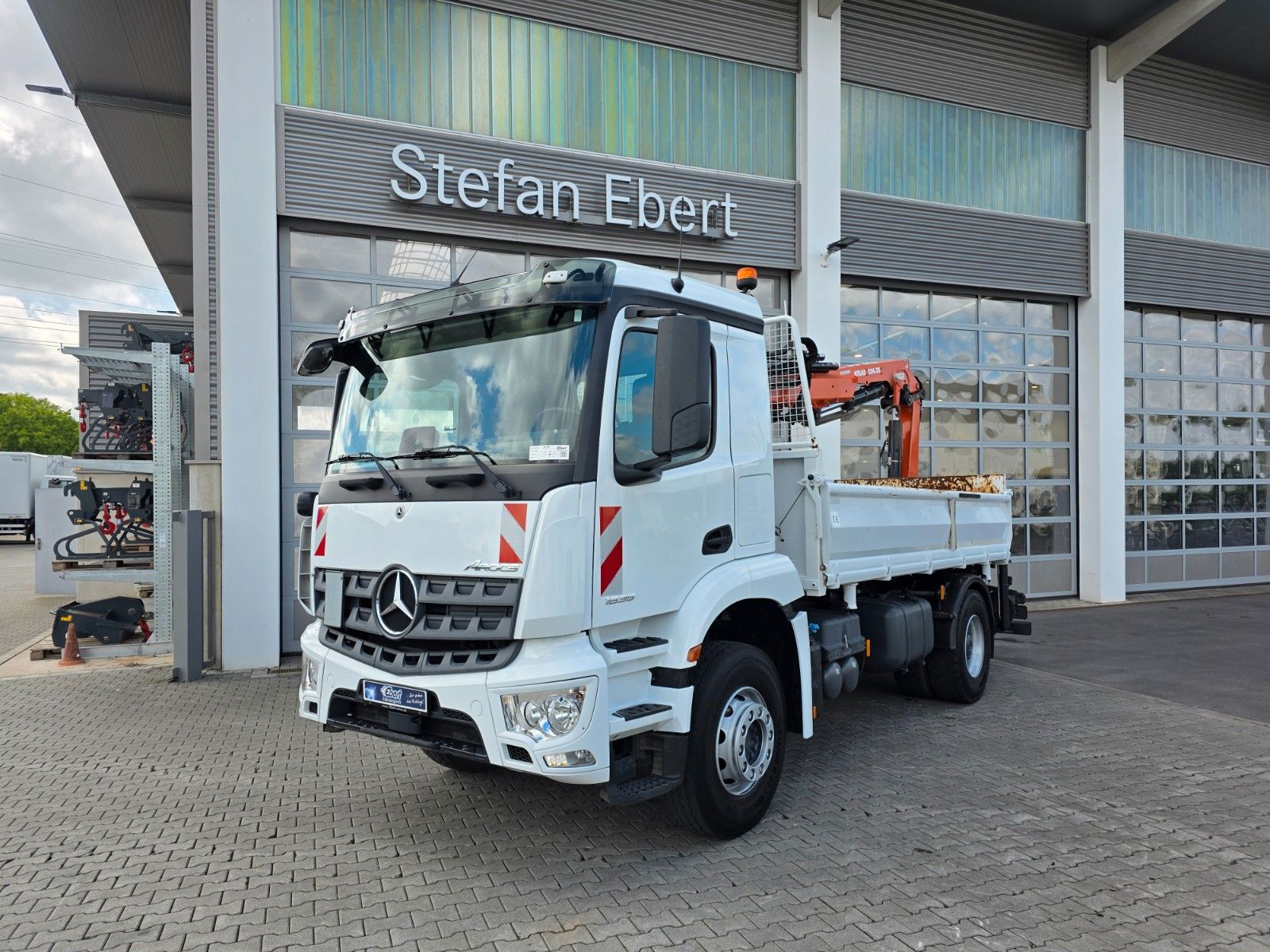 Fahrzeugabbildung Mercedes-Benz Arocs 1835 KK Heckkran Atlas 126.3E-A3L Funk