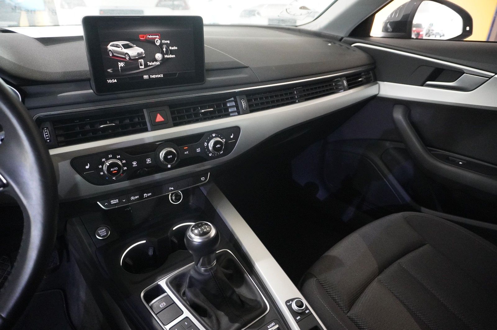 Fahrzeugabbildung Audi A4 Avant 2.0 TFSI ULTRA SPORT NAVI/LED/SHZ/PDC