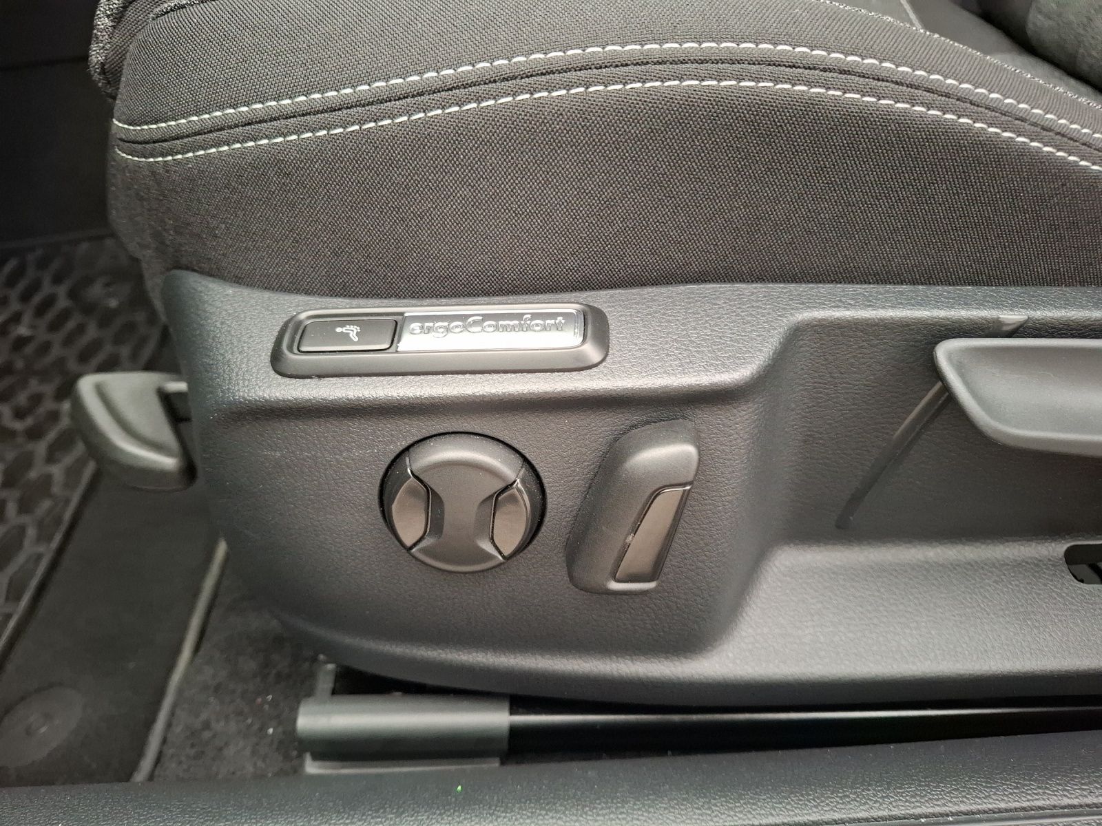 Fahrzeugabbildung Volkswagen Passat Variant TDI Business DSG 4M LED Navi ACC