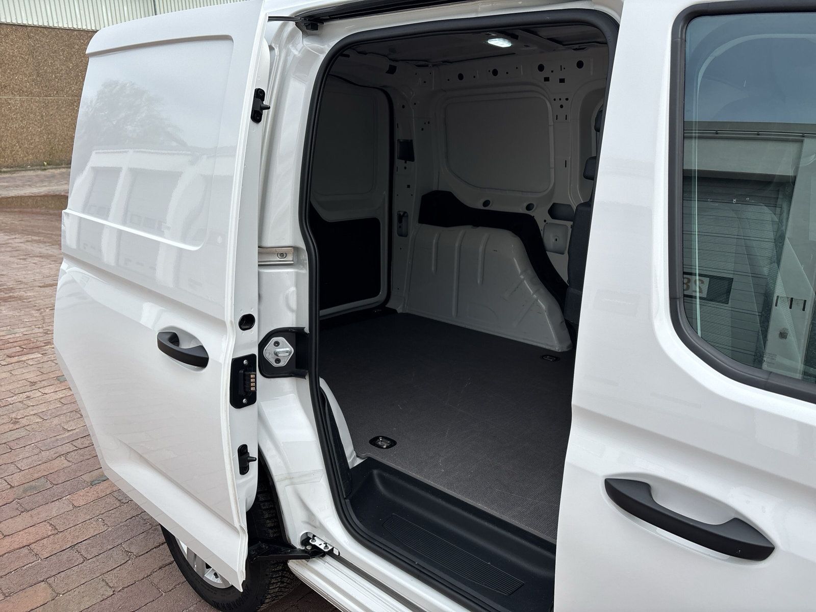 Fahrzeugabbildung Volkswagen Caddy Cargo 1.5 TSI PDC hinten Bluetooth Klima