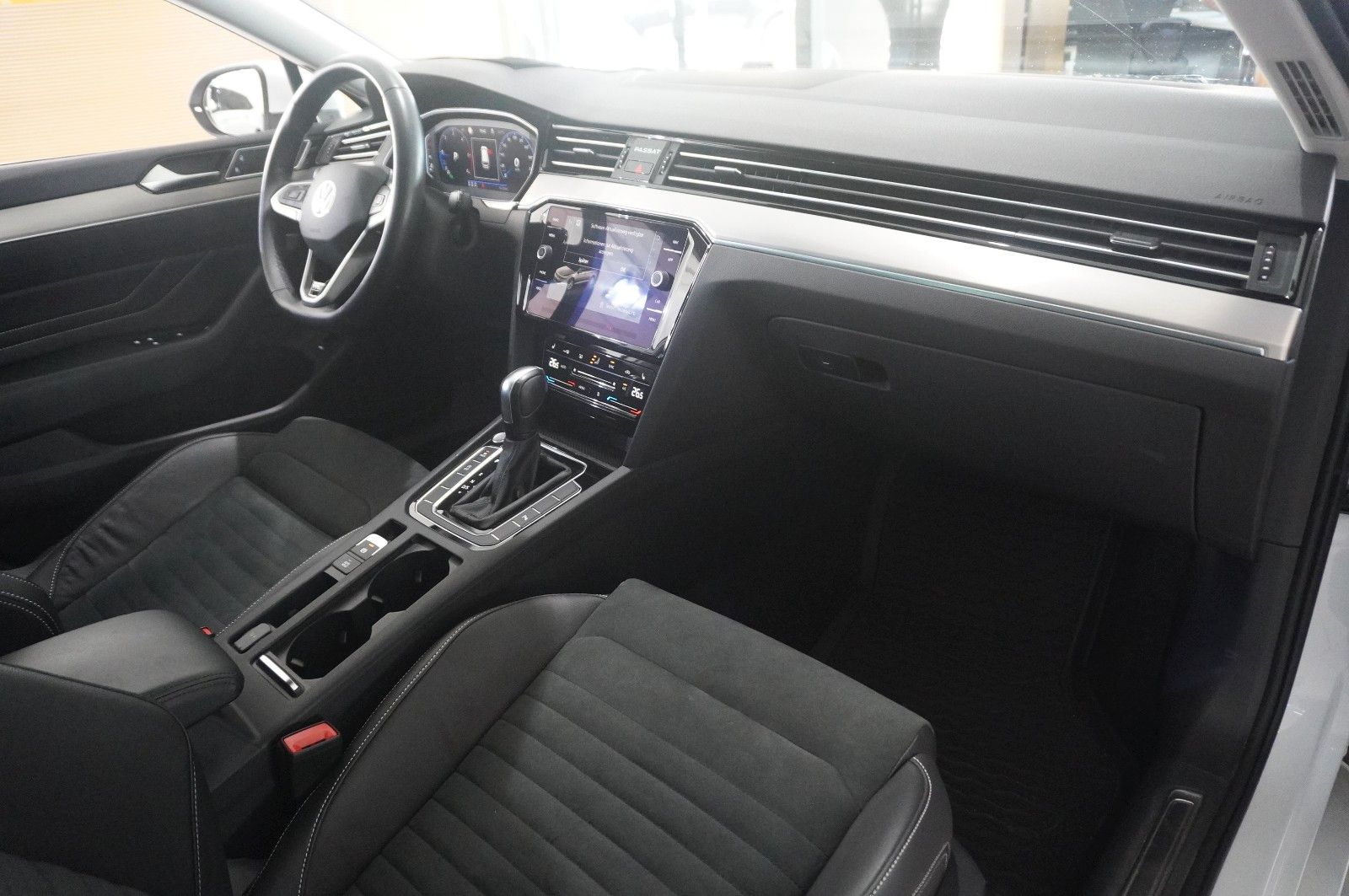 Fahrzeugabbildung Volkswagen Passat Vari. 2.0D R-LINE 4M NAVI/LED/KAMERA/AHK