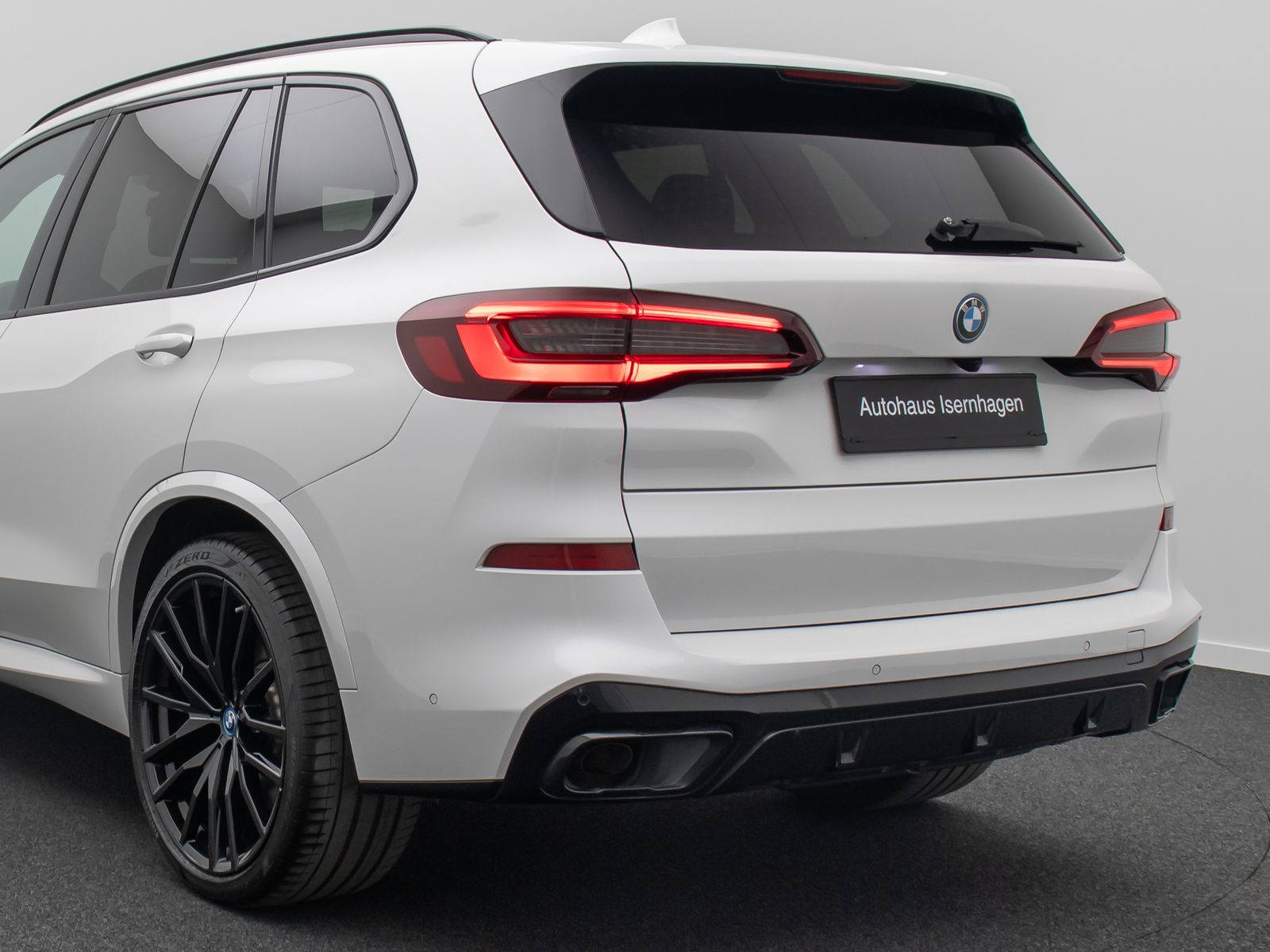 Fahrzeugabbildung BMW X5 xD45e M Sport 360° Laser SoftCl HUD DAB HiFi