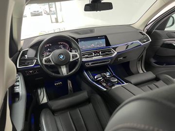 Fahrzeugabbildung BMW X5 xD40i Panorama Kamera Alarm AHK AdLED M Sport