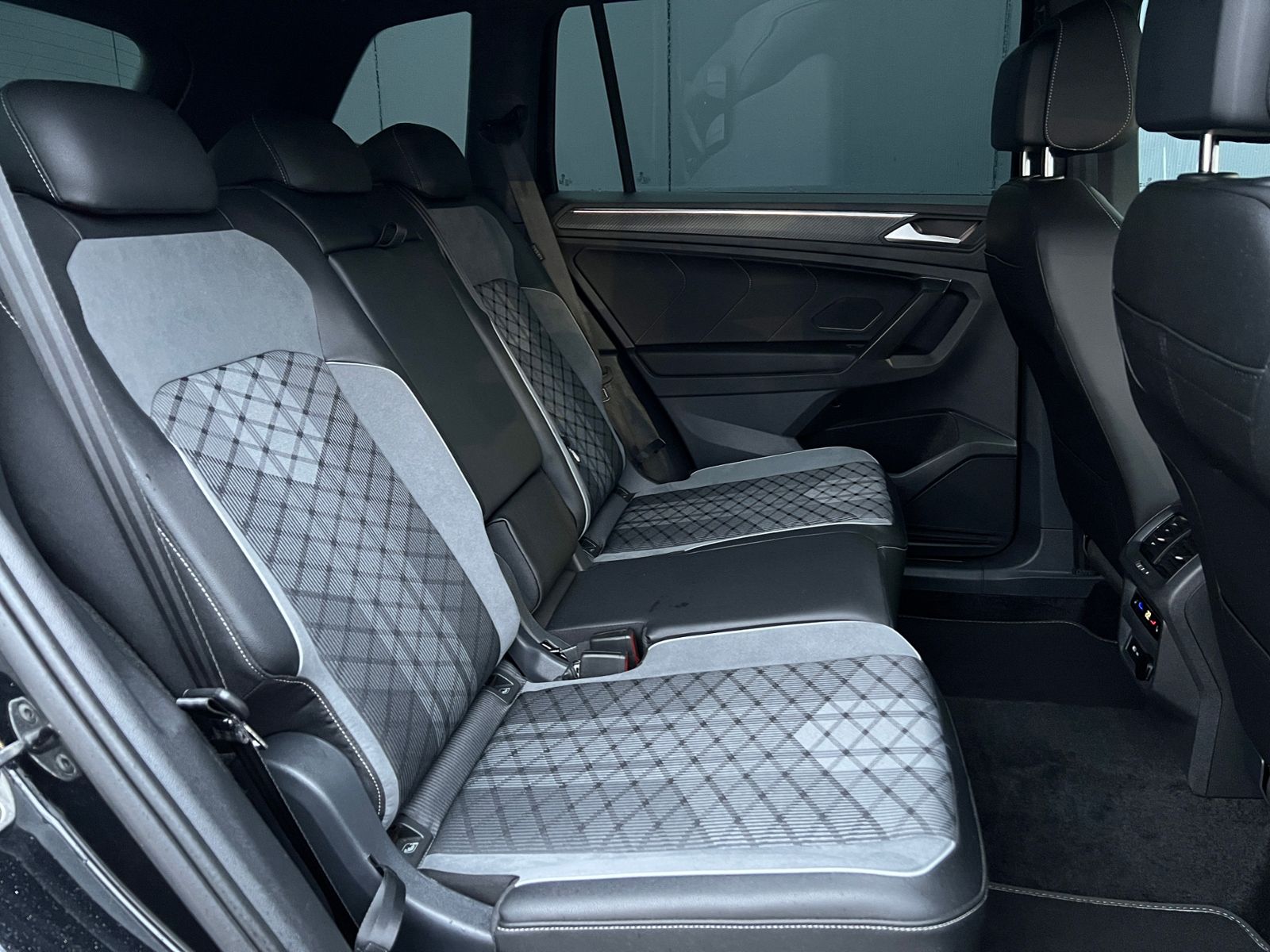 Fahrzeugabbildung Volkswagen Tiguan Allspace R-Line 2.0 TDI DSG 4MOTION *AHK,