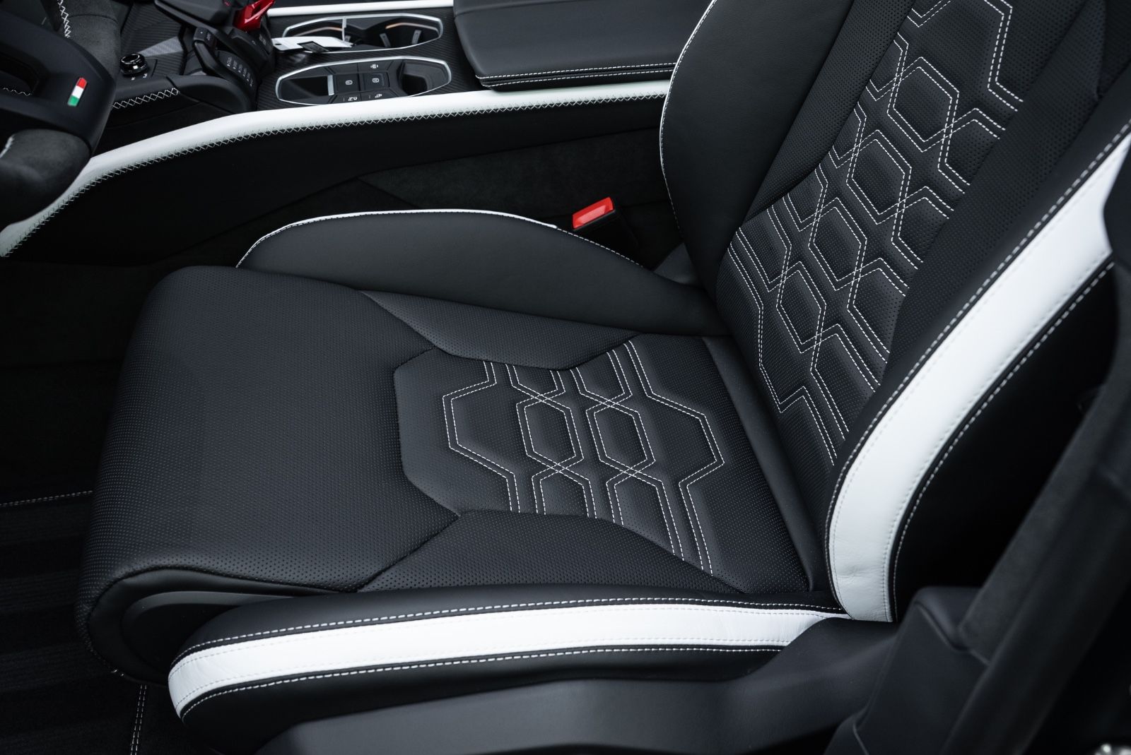 Fahrzeugabbildung Lamborghini Urus SE AKRAPOVIC/CARBON/PANO/B&O/FULL PPF