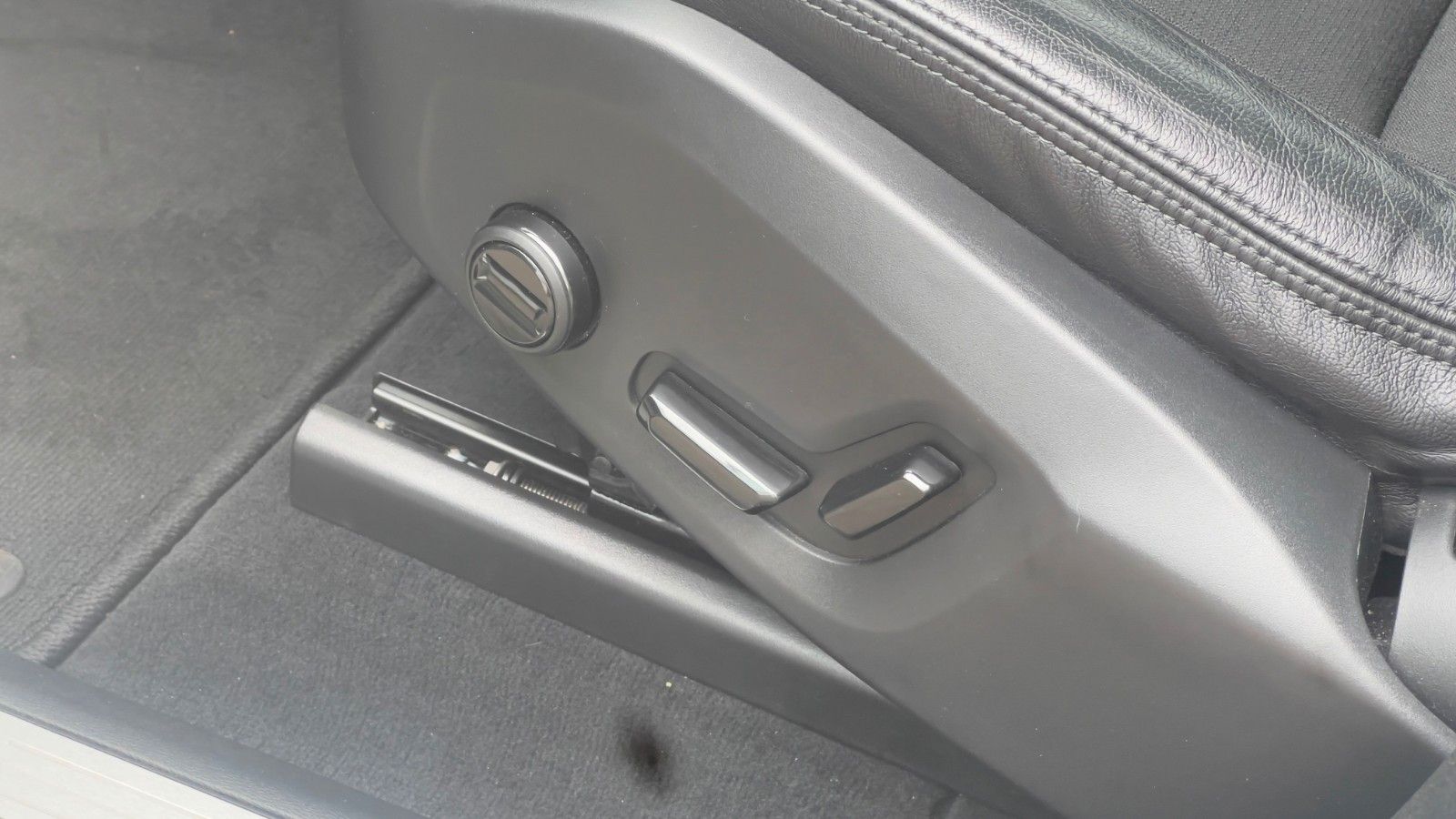 Fahrzeugabbildung Volvo XC60 T8 AWD *LUFT*STHZG*DAB*4x Sitzhzg*MIETKAUF*