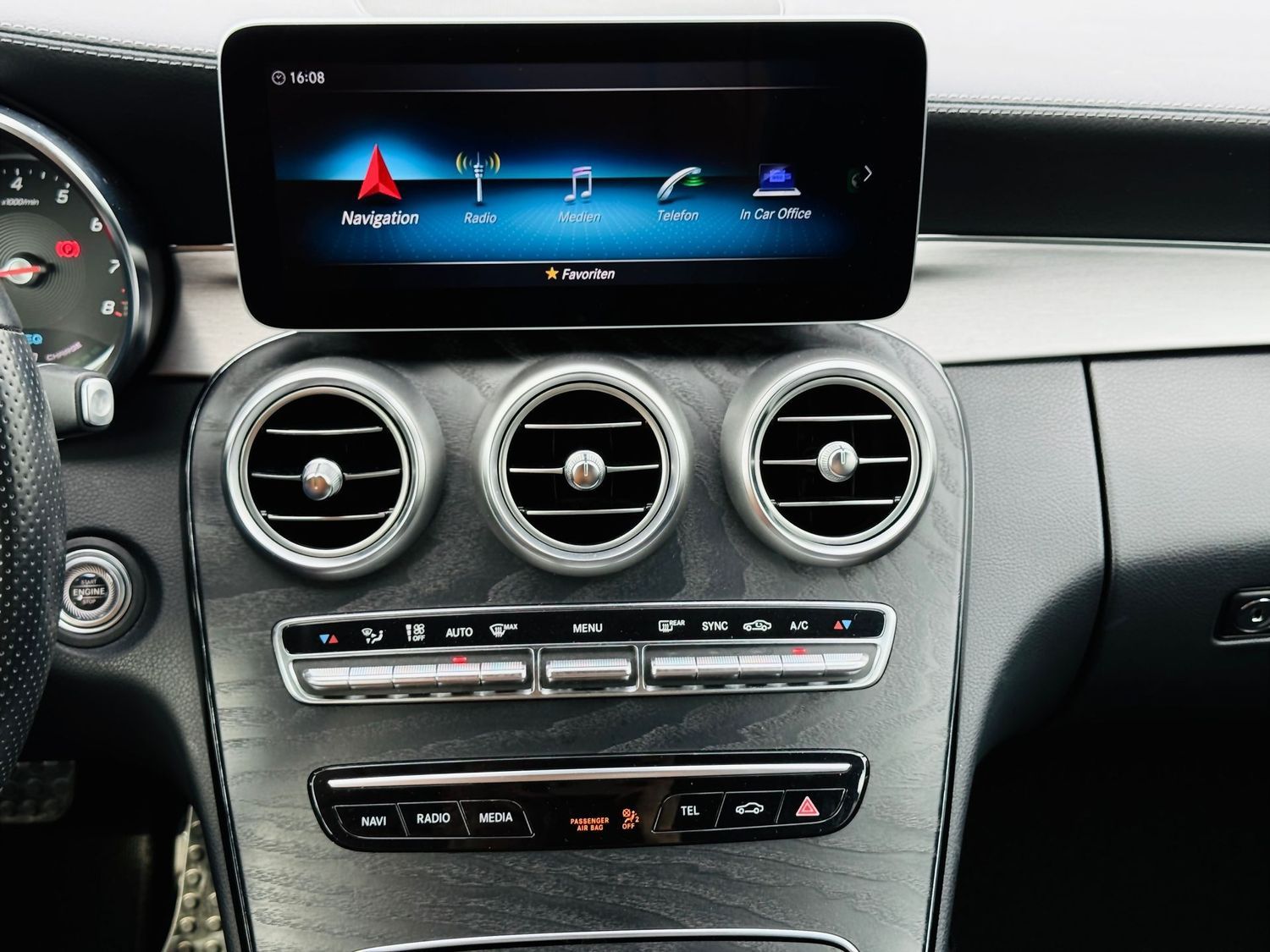 Fahrzeugabbildung Mercedes-Benz C 200 CABRIO AMG, Autom., Multibeam, RFK, Tot, N
