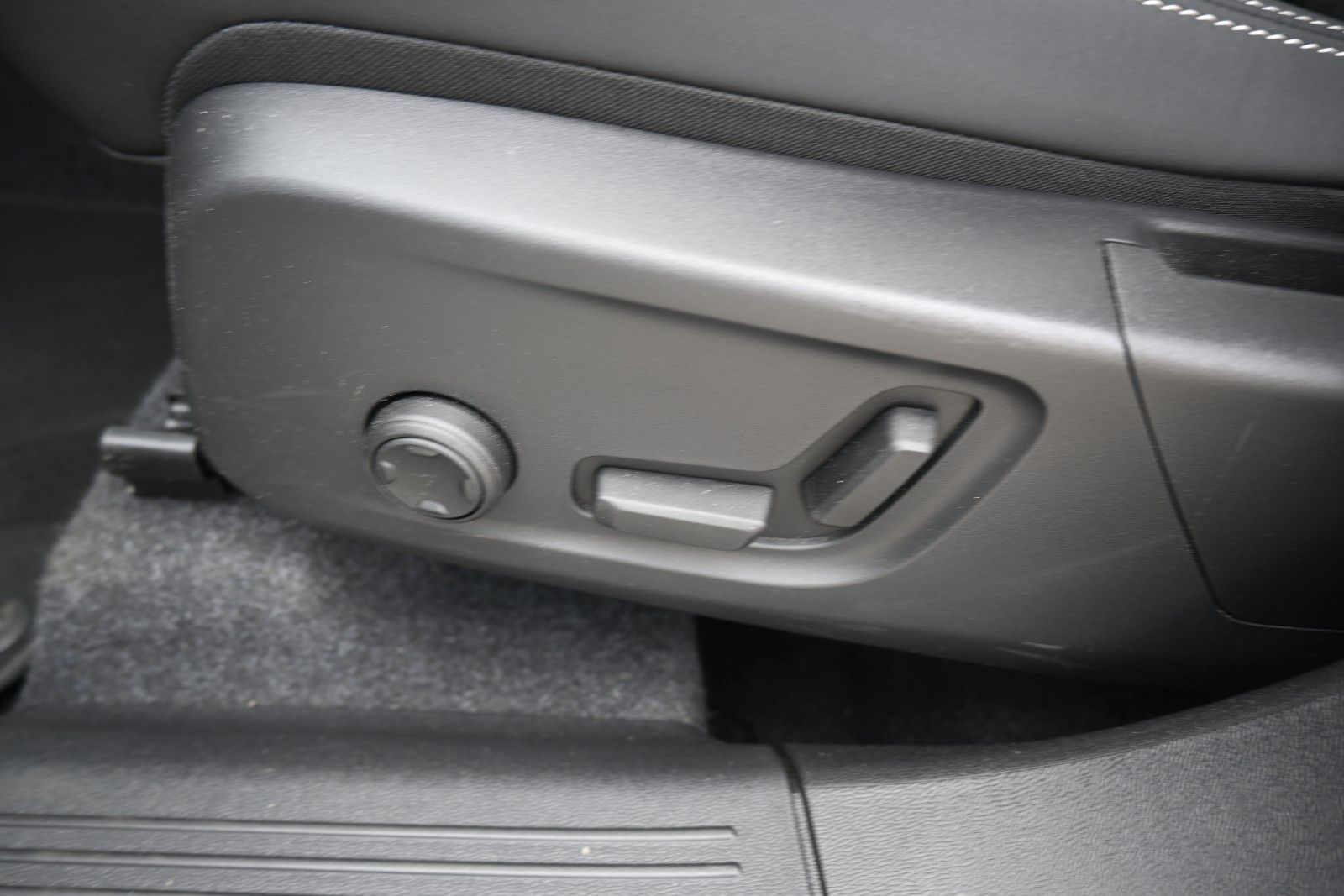 Fahrzeugabbildung Volvo XC40 B4 DKG Dark*PANO*STDHZG*360°*ACC*AHK*VOLL *