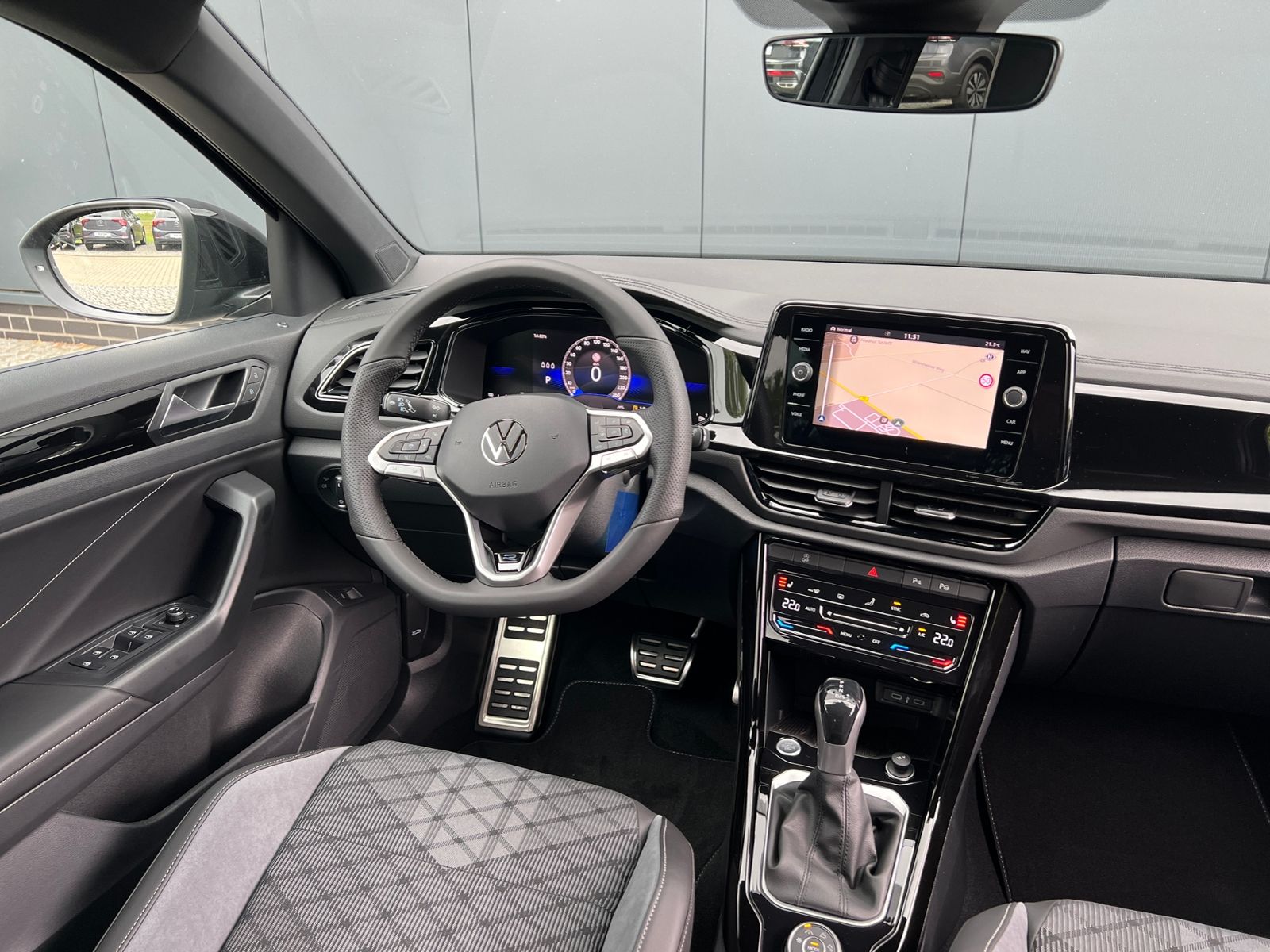 Fahrzeugabbildung Volkswagen T-Roc R-Line 2.0 TSI DSG 4MOTION *AHK, IQ.Light,