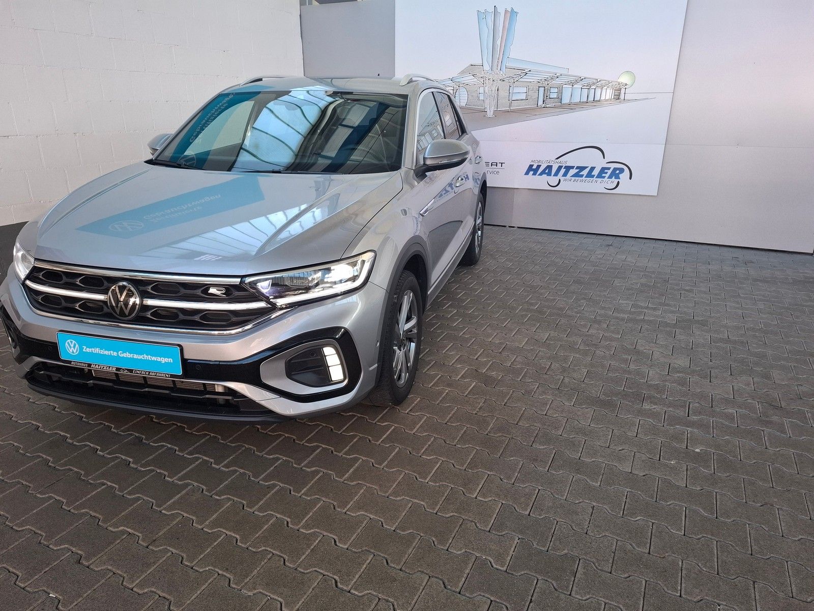 Fahrzeugabbildung Volkswagen T-Roc R-Line 1,5 TSI DSG +IQ.Drive+IQ.Light+Navi