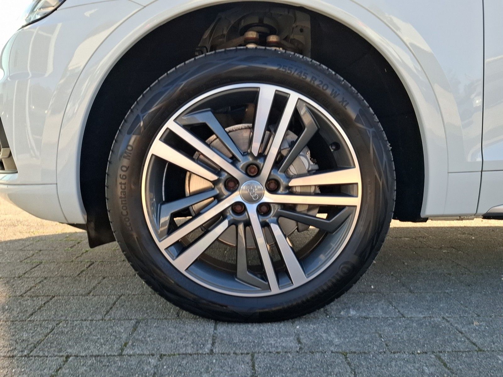 AUDI Q5 40 TDI quattro sport S-TRONIC / LEDER / AHK / - Image 18