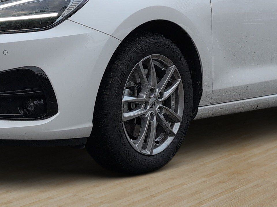 Fahrzeugabbildung Hyundai i30 KOMBI 1.0T AT ADVANTAGE QI+NAVI+2xSHZ+KAMERA