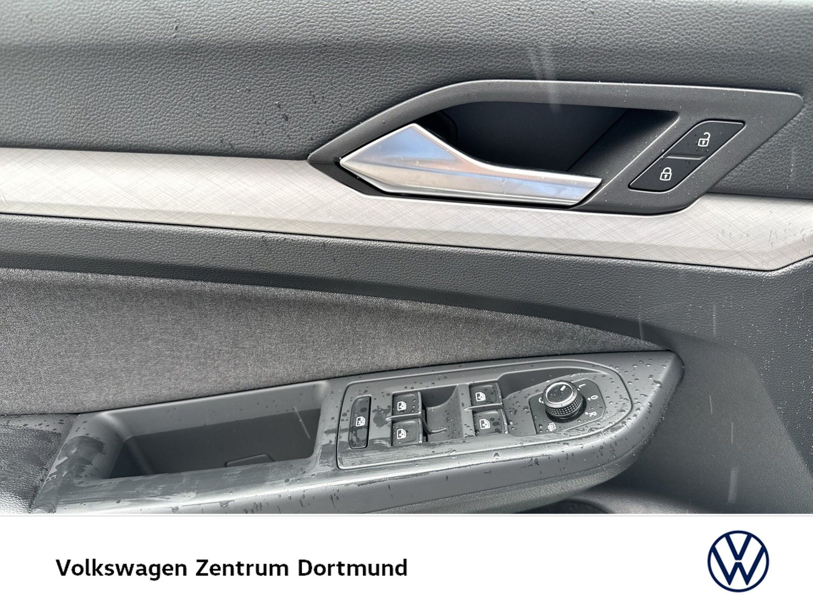 Volkswagen Golf VIII 1.5 eTSI LIFE CAM ACC CARPLAY SITZHEIZ foto 17