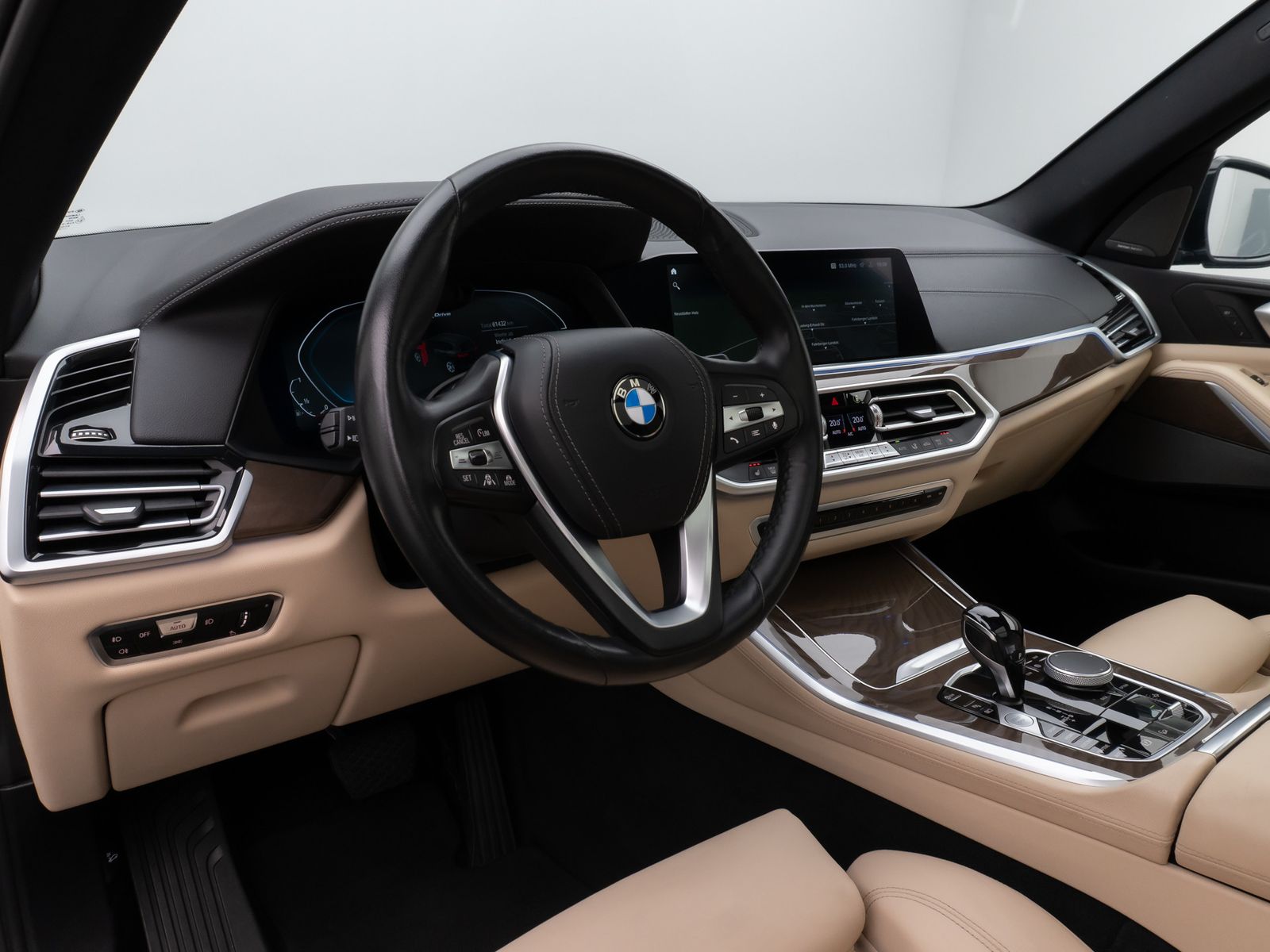 Fahrzeugabbildung BMW X5 xD45e XLine Panorama DAB H/K SoftCL AHK Sport