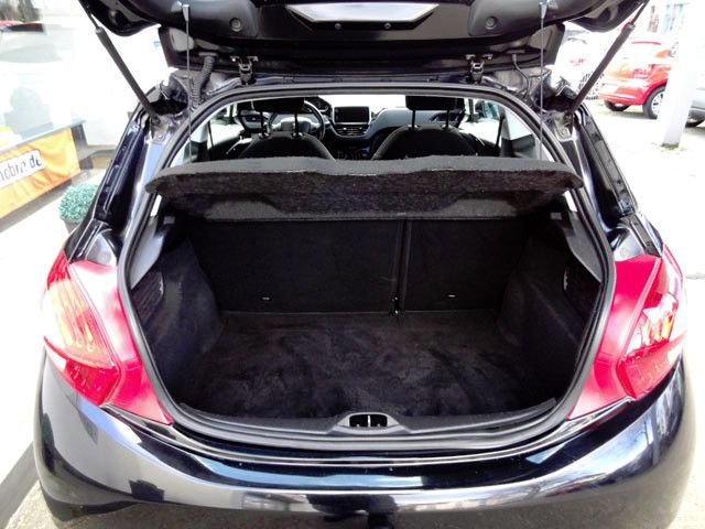 Fahrzeugabbildung Peugeot 208 + Navi ZB+Klima+BT+WR+BC