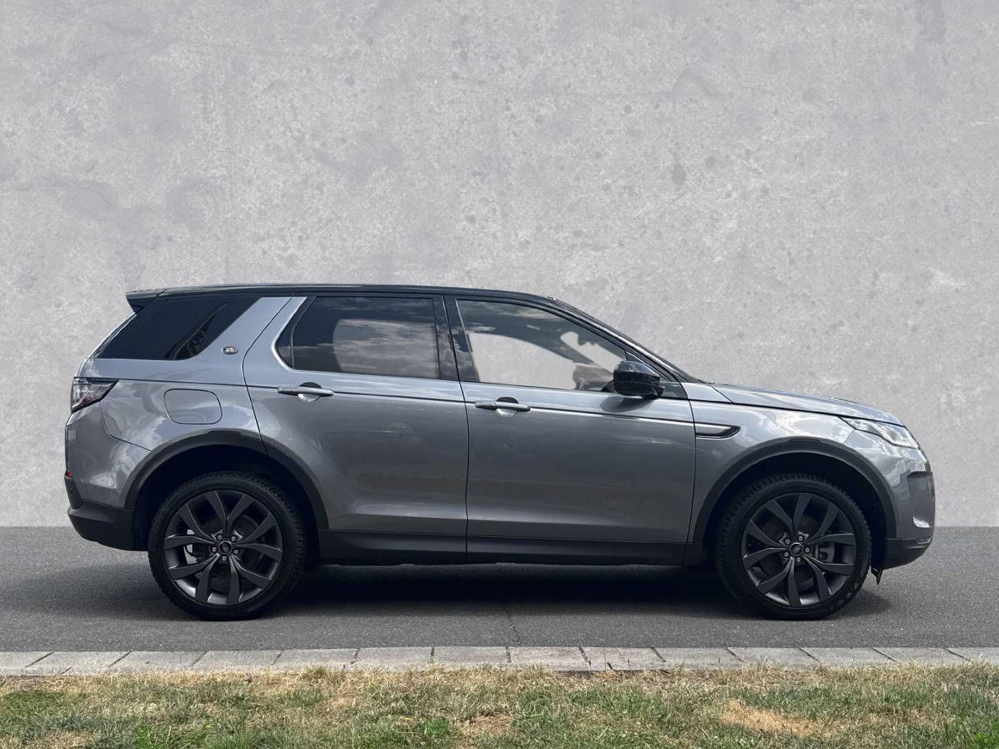 Fahrzeugabbildung Land Rover Land Rover Discovery Sport D165 SE