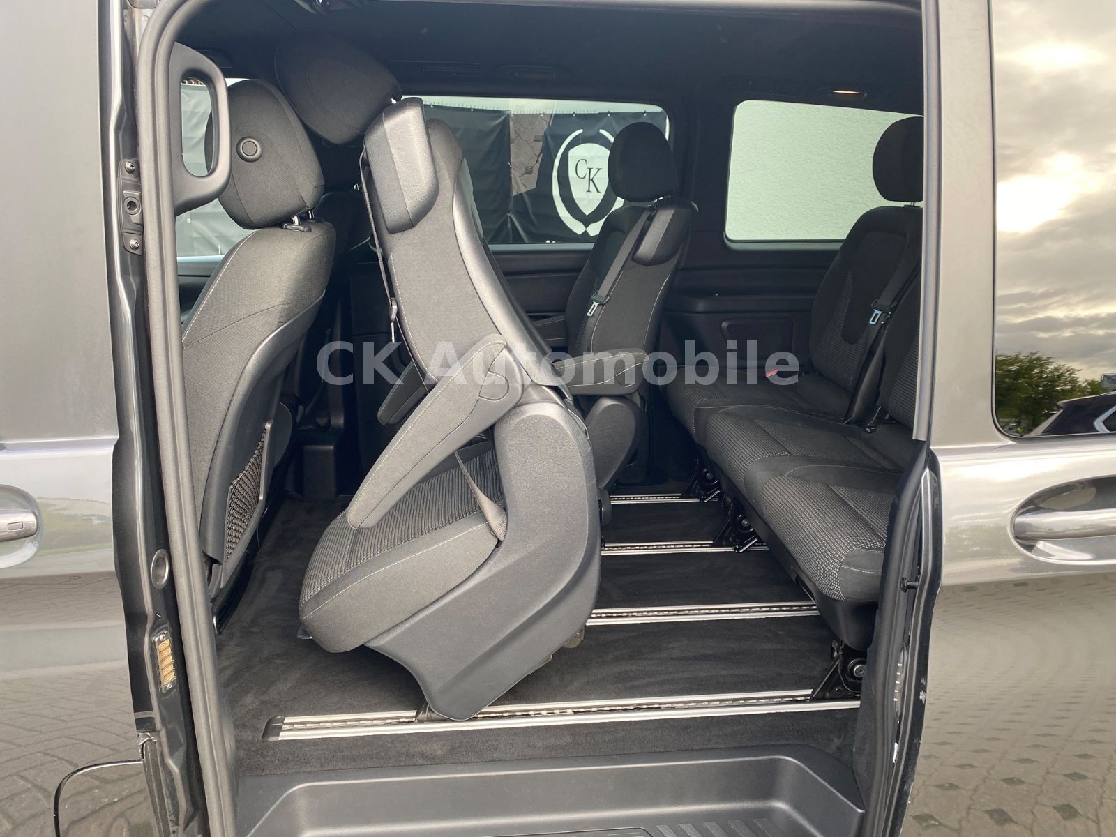 Fahrzeugabbildung Mercedes-Benz V 300 d EDITION 4MATIC lang/7Sitze/Navi/Kam./LED