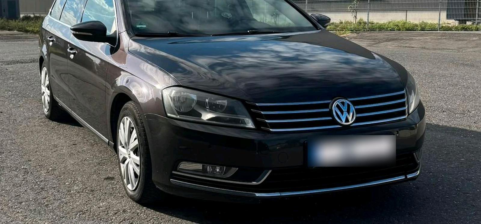 Volkswagen Passat 2011 — rear view