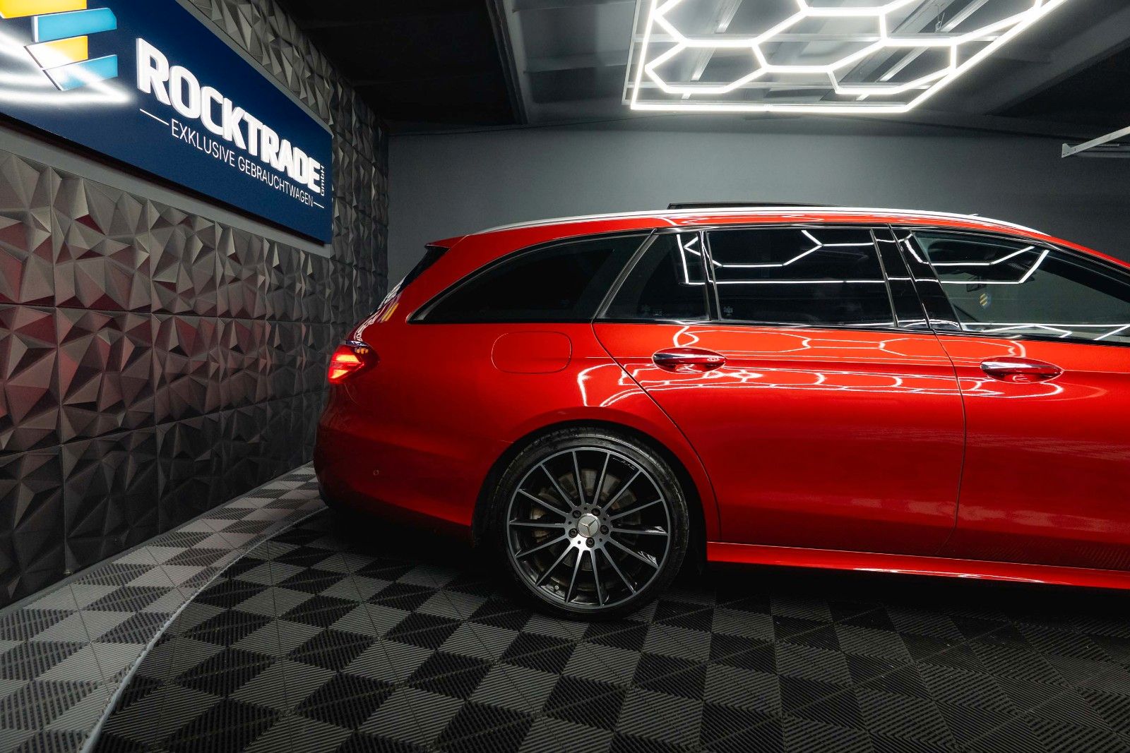 Fahrzeugabbildung Mercedes-Benz E 43 AMG 4Matic Night-Paket *Airmatic*ACC*Pano*