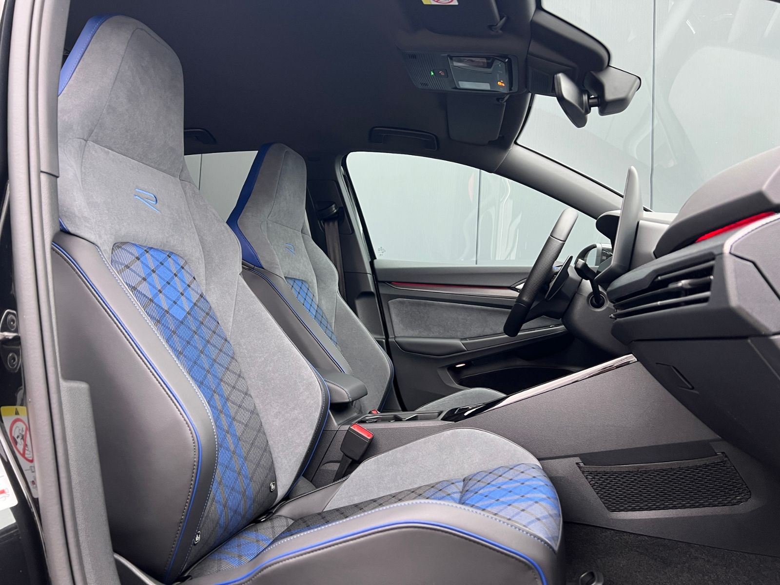 Fahrzeugabbildung Volkswagen Golf VIII R 2.0 TSI DSG 4MOTION *IQ.Light, Black