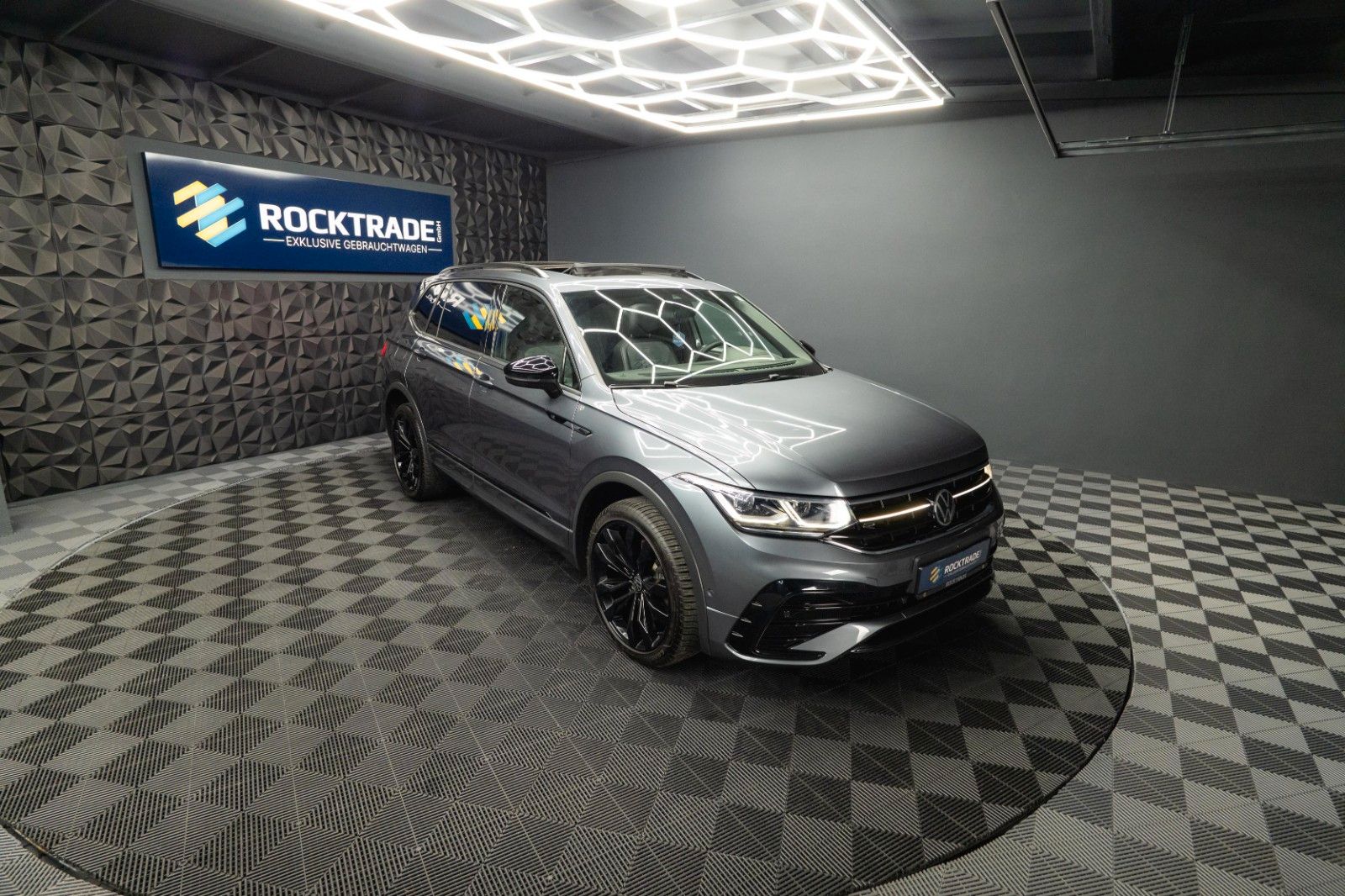 Fahrzeugabbildung Volkswagen Tiguan Allspace R-Line 4Motion HUD | PANO | ACC