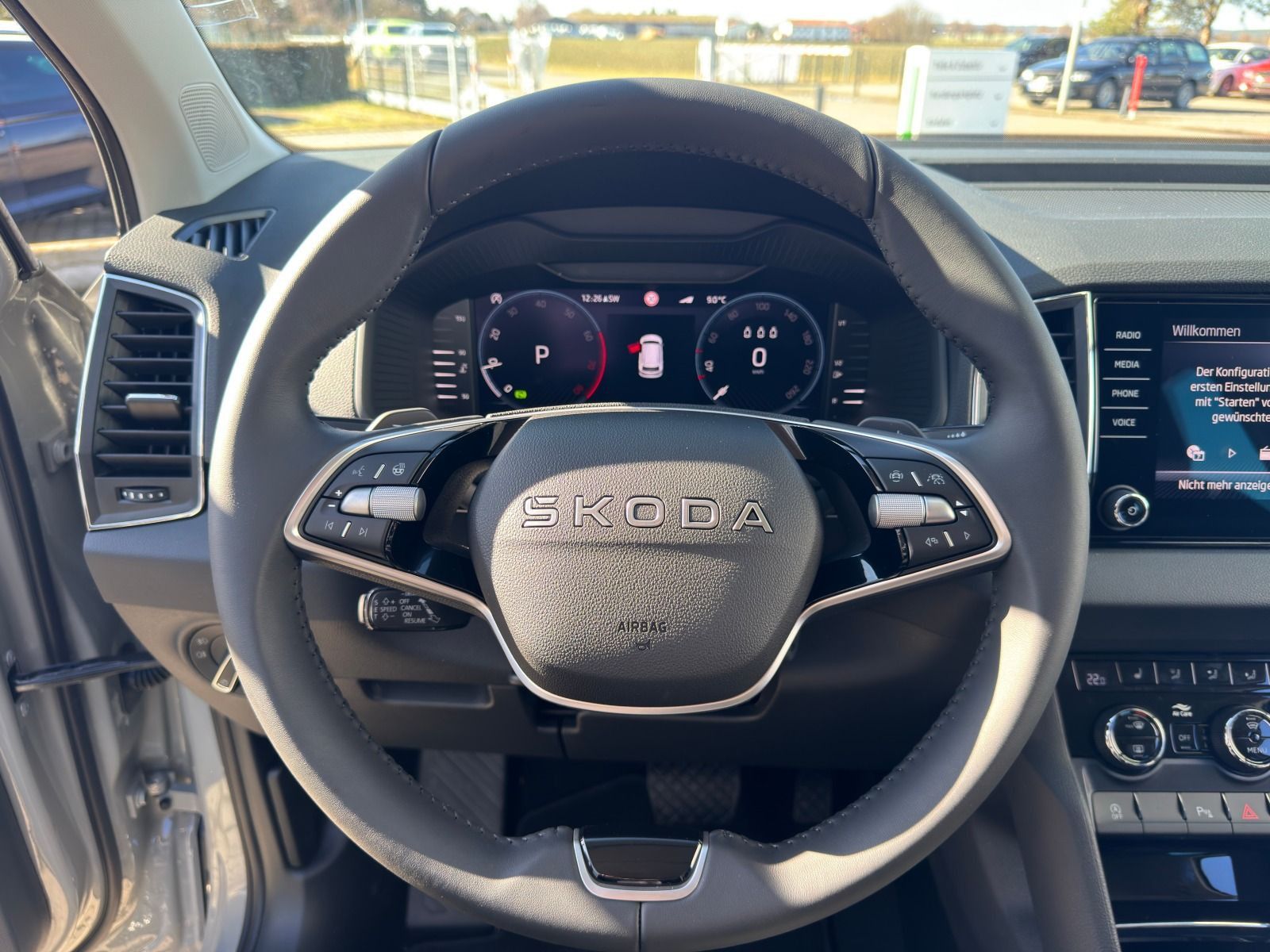 Fahrzeugabbildung SKODA Karoq 1.5 TSI DSG*AHK*RFK*behFro*eHeck*Allwetter