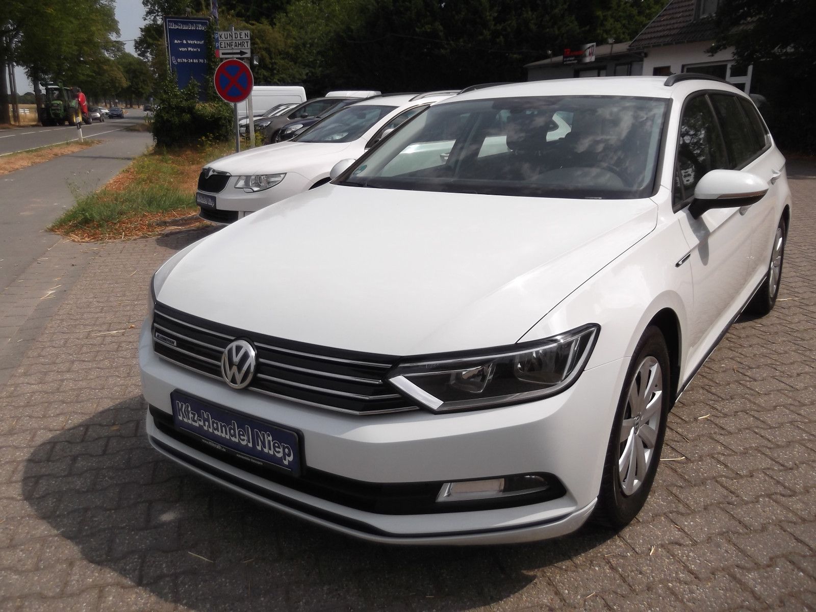 Volkswagen Passat - 1