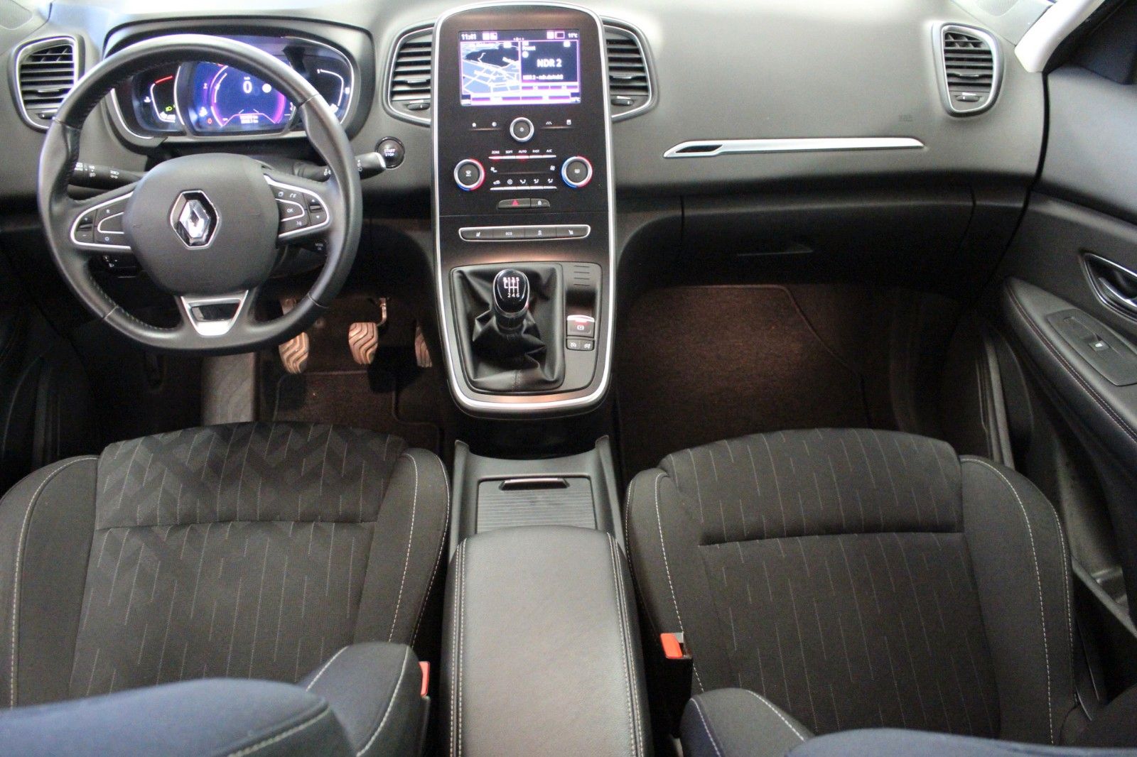 Fahrzeugabbildung Renault Grd Scenic Tce 140 Deluxe*R-Link*Sitzhzg*