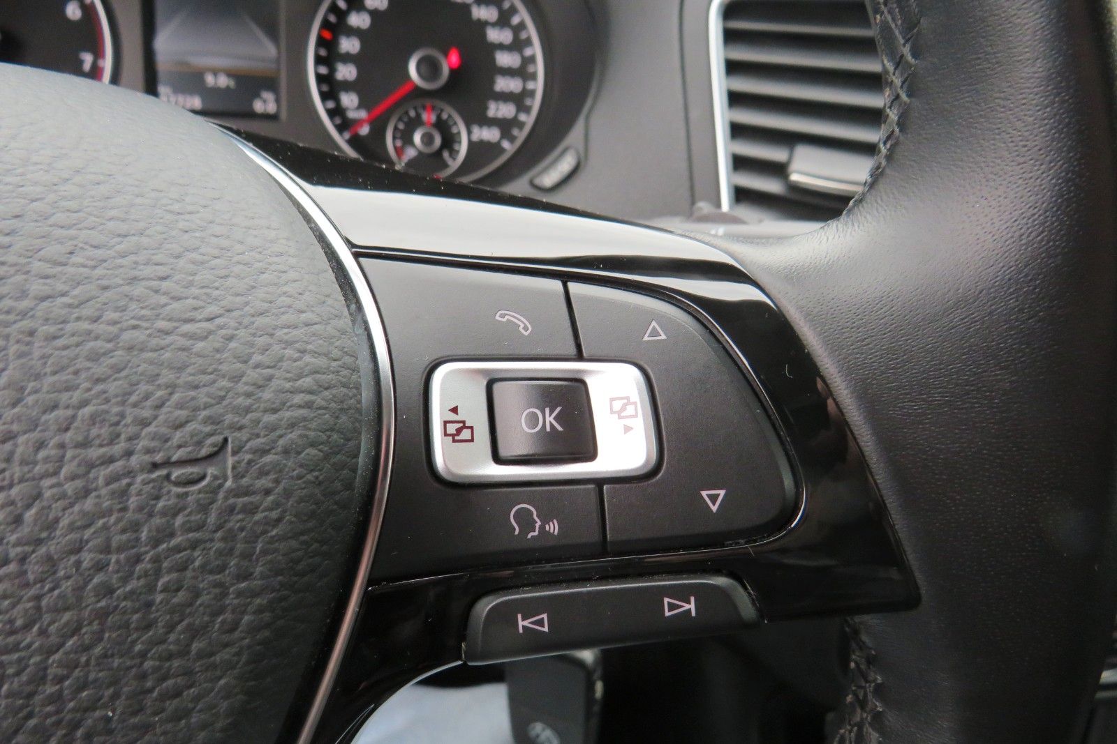 Fahrzeugabbildung Volkswagen Sharan Highline 7-SITZE AHK NAVI ACC 1.HAND